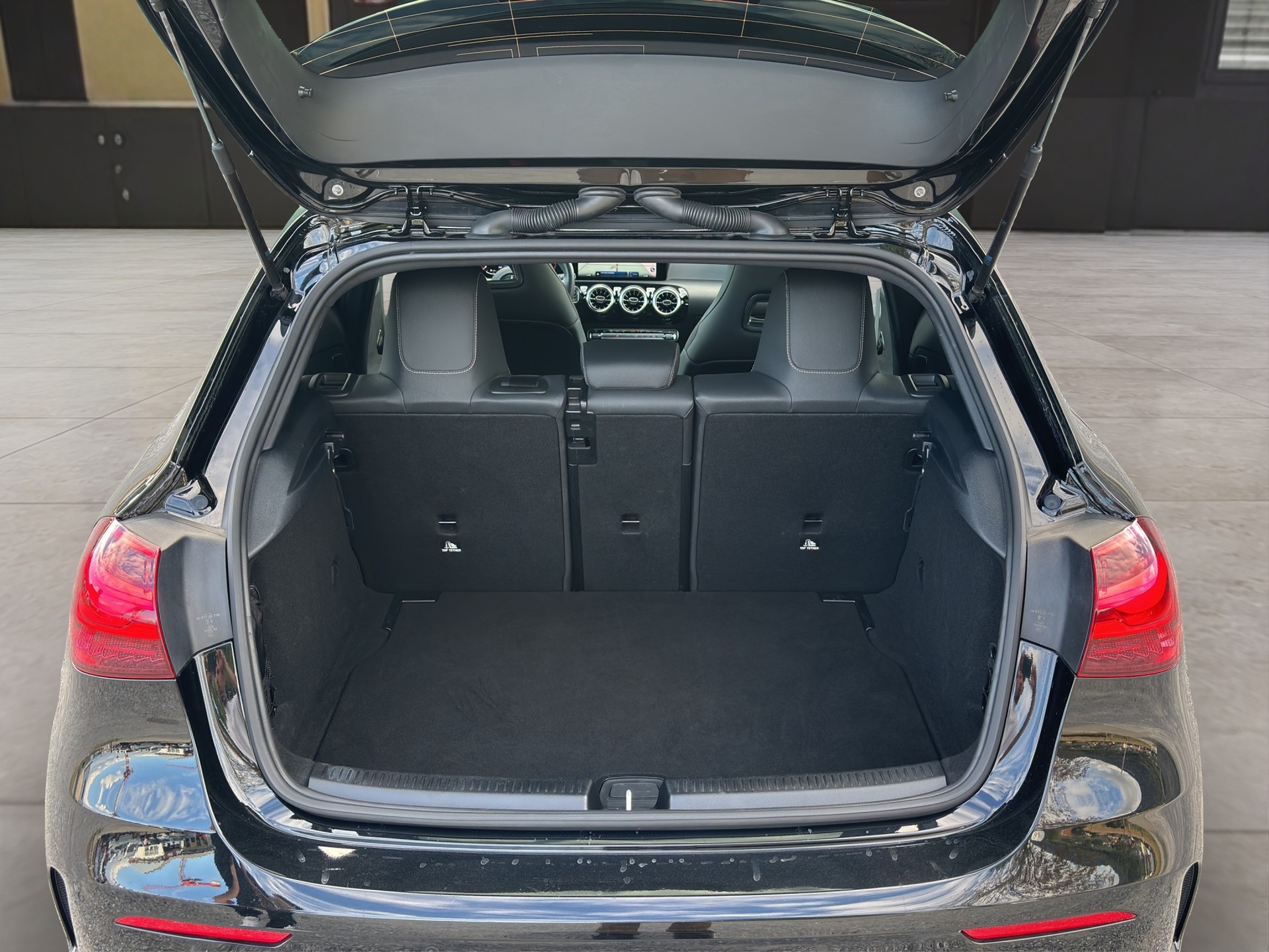 MERCEDES-BENZ A 250 AMG Line 4m-image-14
