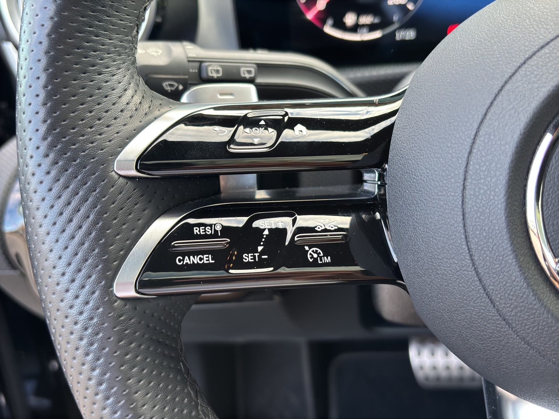 MERCEDES-BENZ A 250 AMG Line 4m-image-18