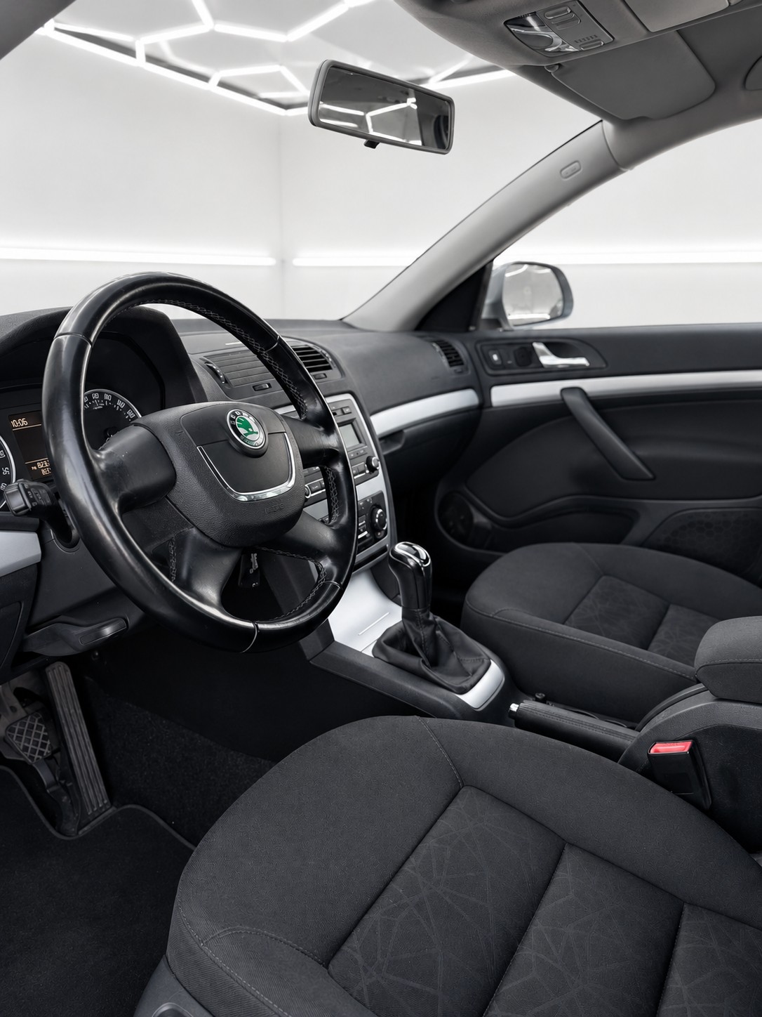 SKODA Octavia Combi 2.0 TDI Family-image-3