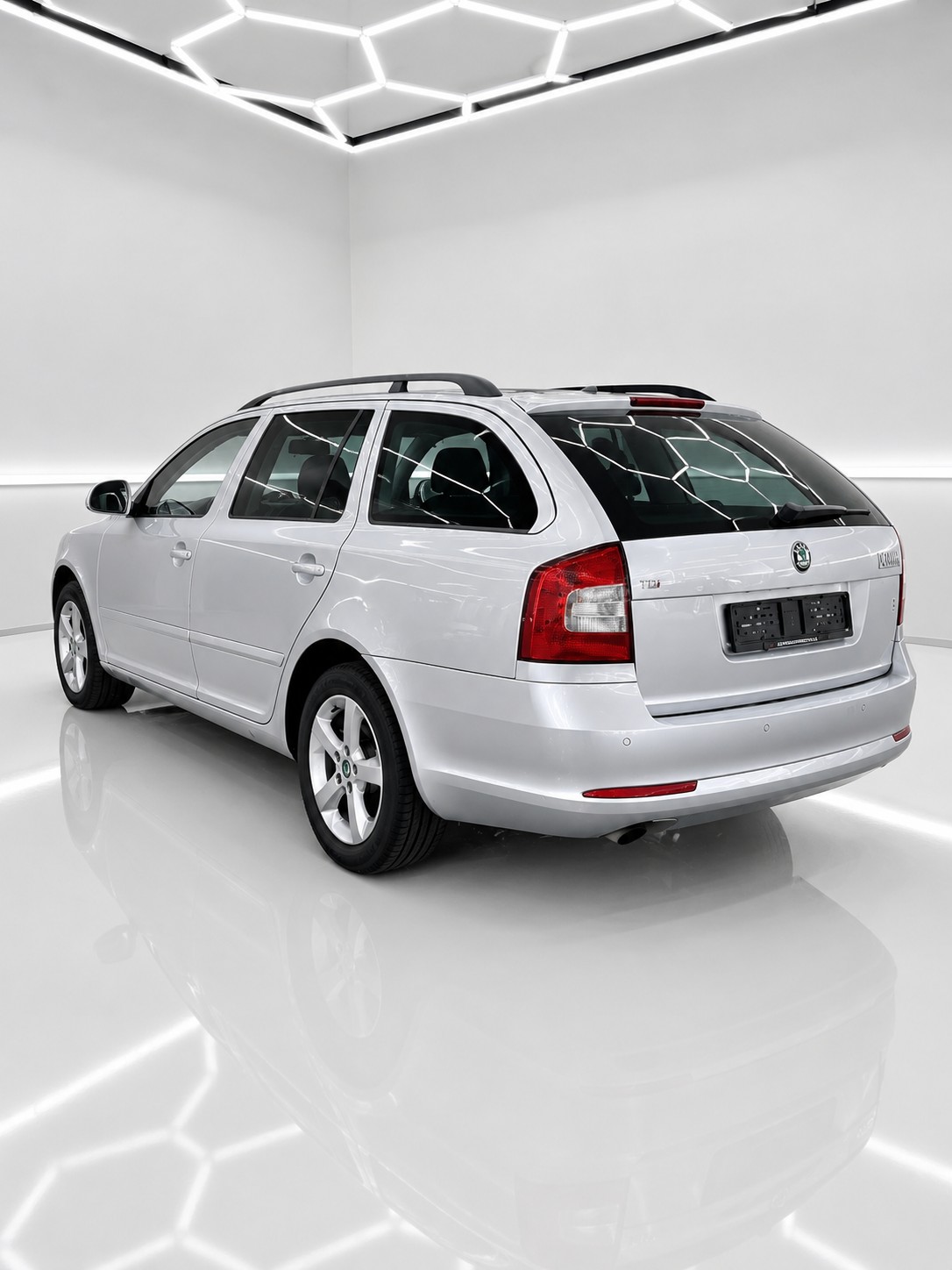 SKODA Octavia Combi 2.0 TDI Family-image-1