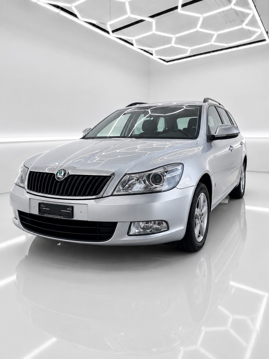 SKODA Octavia Combi 2.0 TDI Family-image-0