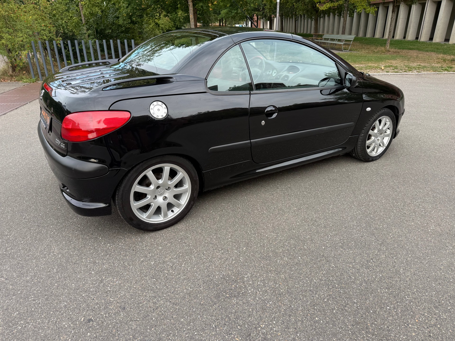 PEUGEOT 206 CC 2.0 16V Black & Silver Edition-image-4