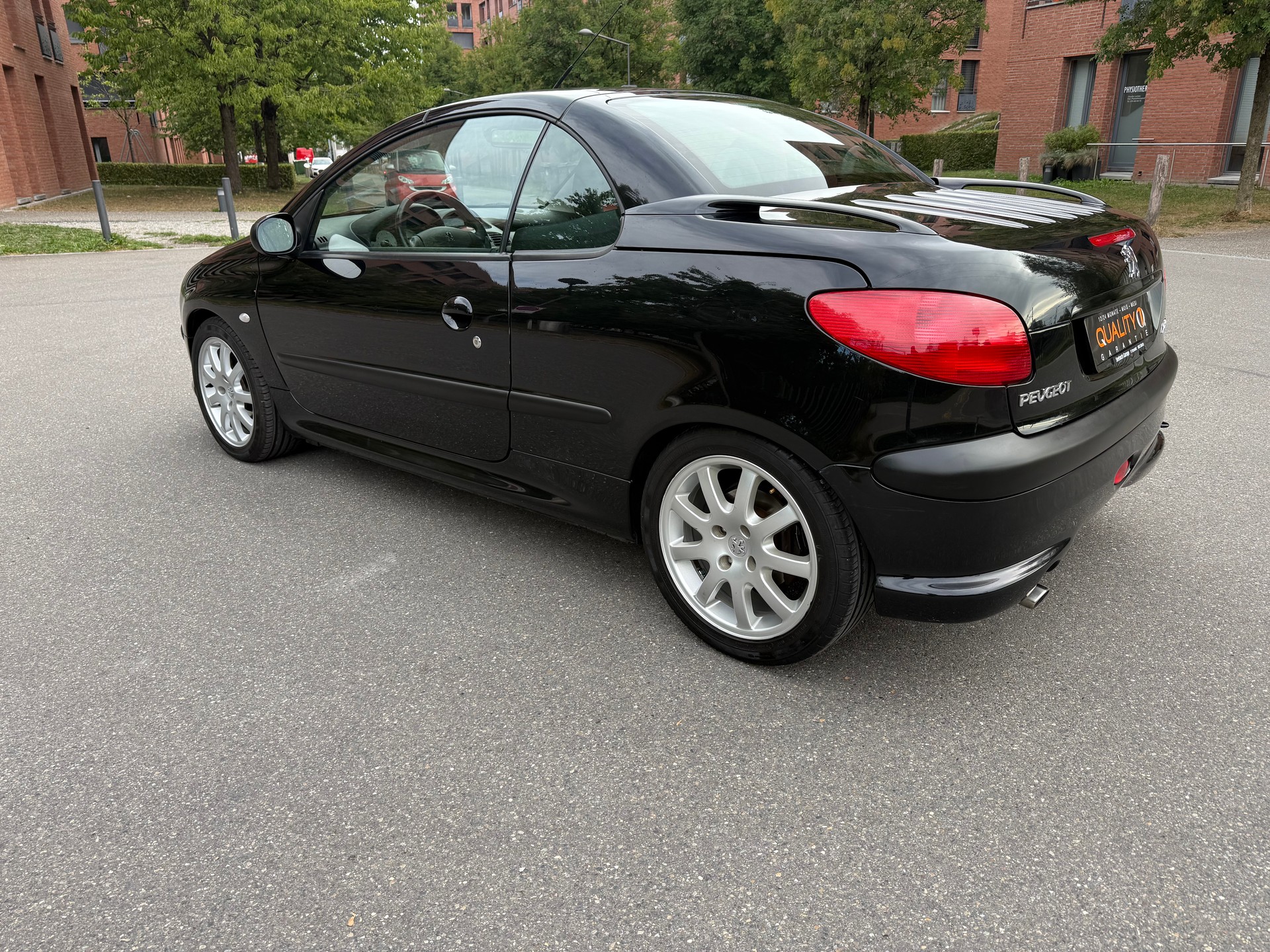 PEUGEOT 206 CC 2.0 16V Black & Silver Edition-image-9