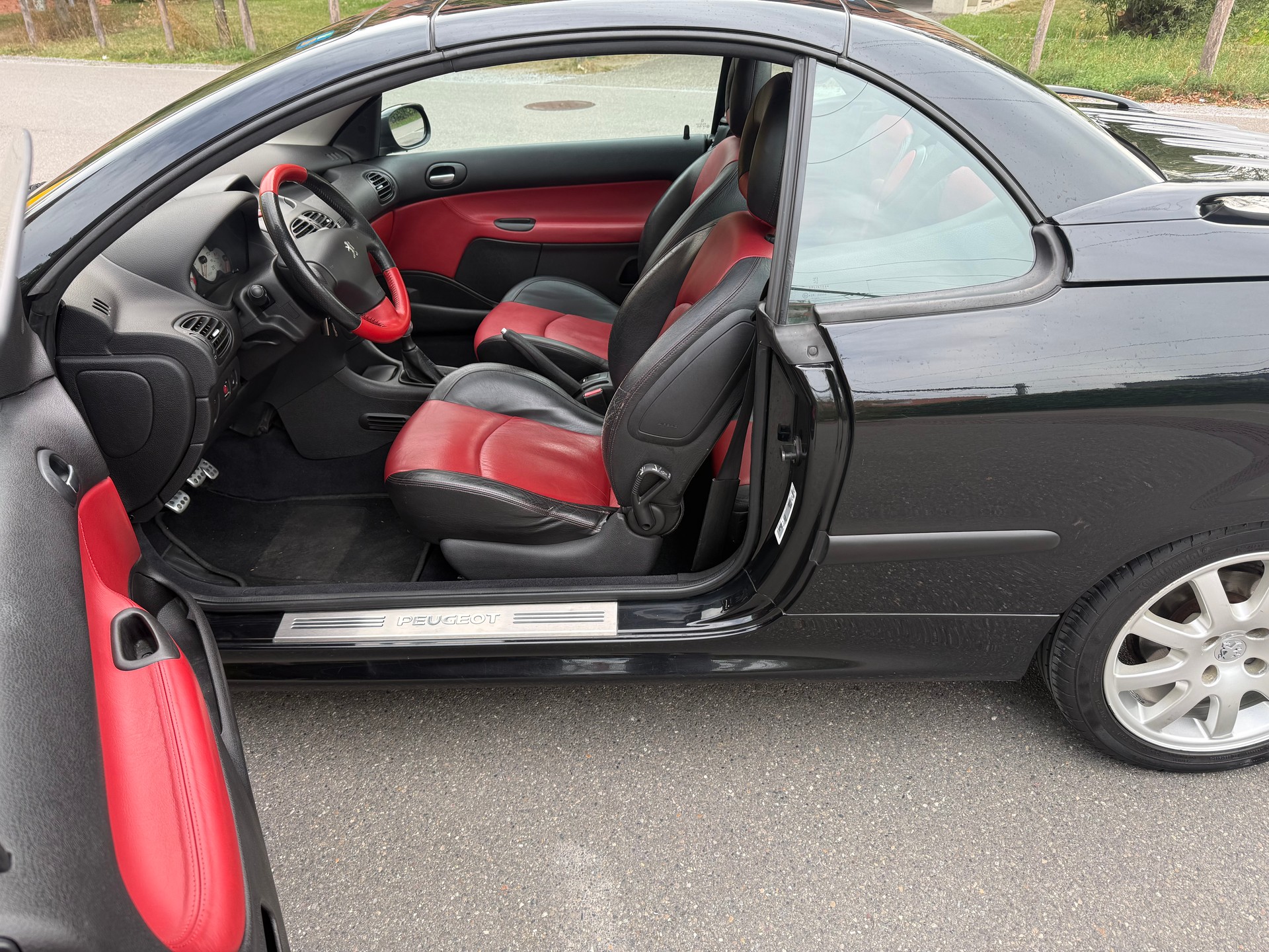 PEUGEOT 206 CC 2.0 16V Black & Silver Edition-image-30