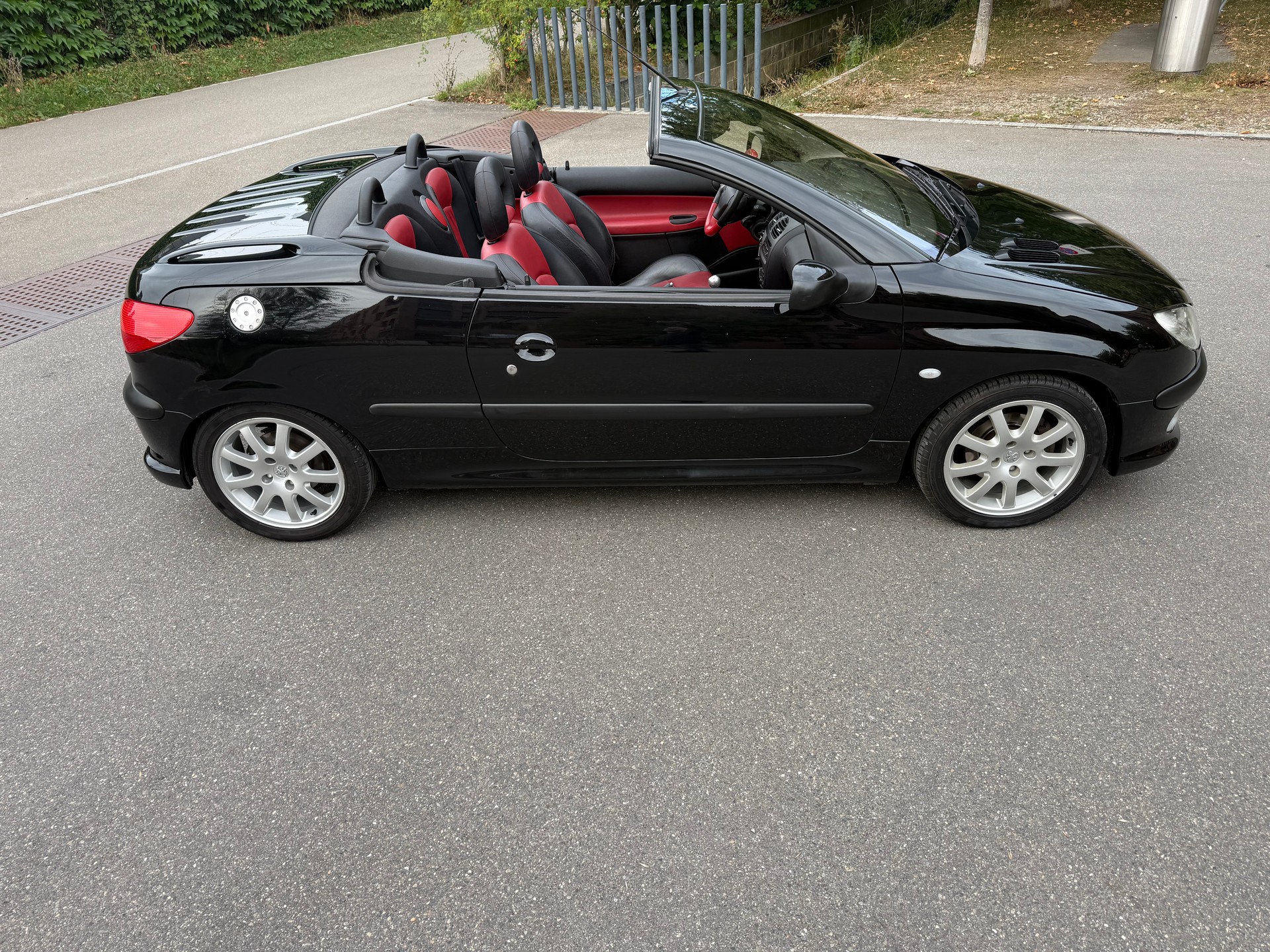 PEUGEOT 206 CC 2.0 16V Black & Silver Edition-image-15