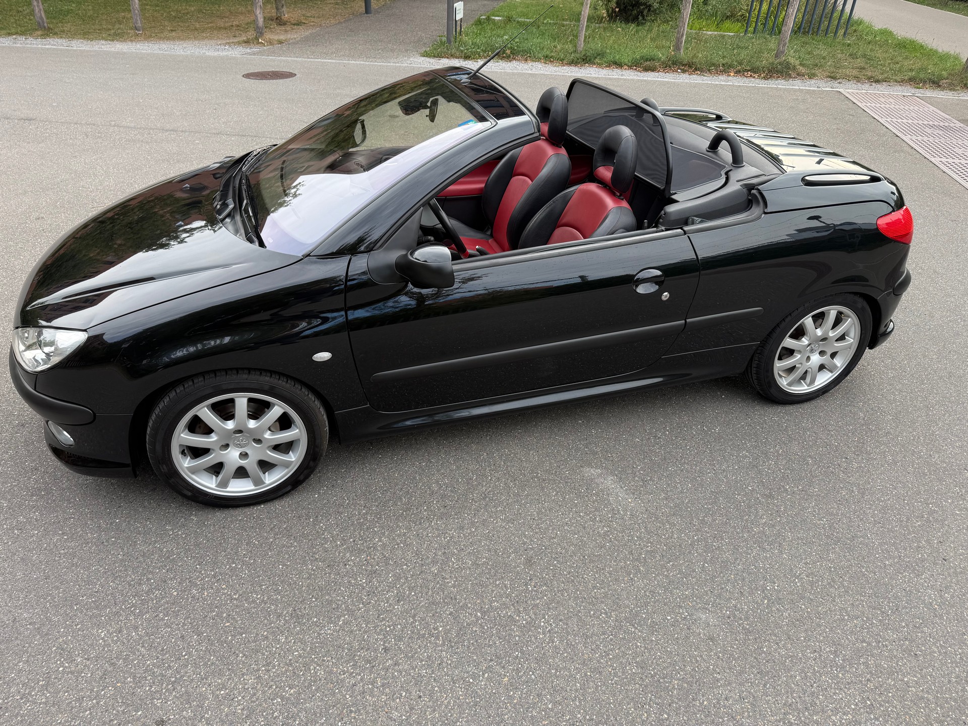 PEUGEOT 206 CC 2.0 16V Black & Silver Edition-image-23