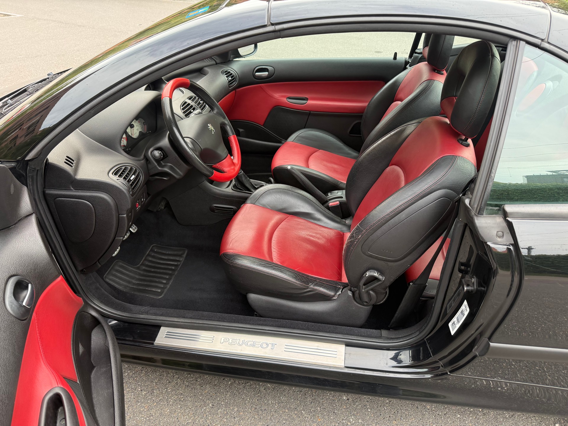 PEUGEOT 206 CC 2.0 16V Black & Silver Edition-image-27