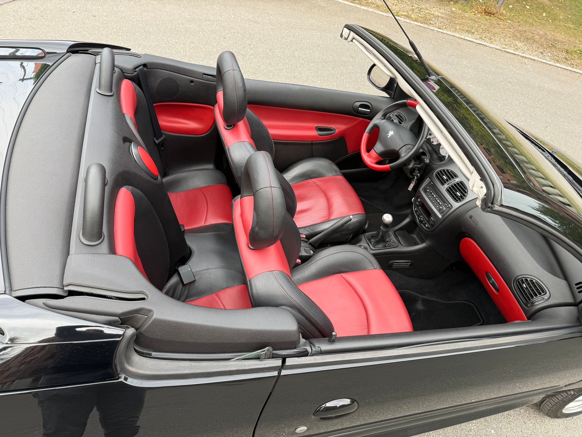 PEUGEOT 206 CC 2.0 16V Black & Silver Edition-image-18