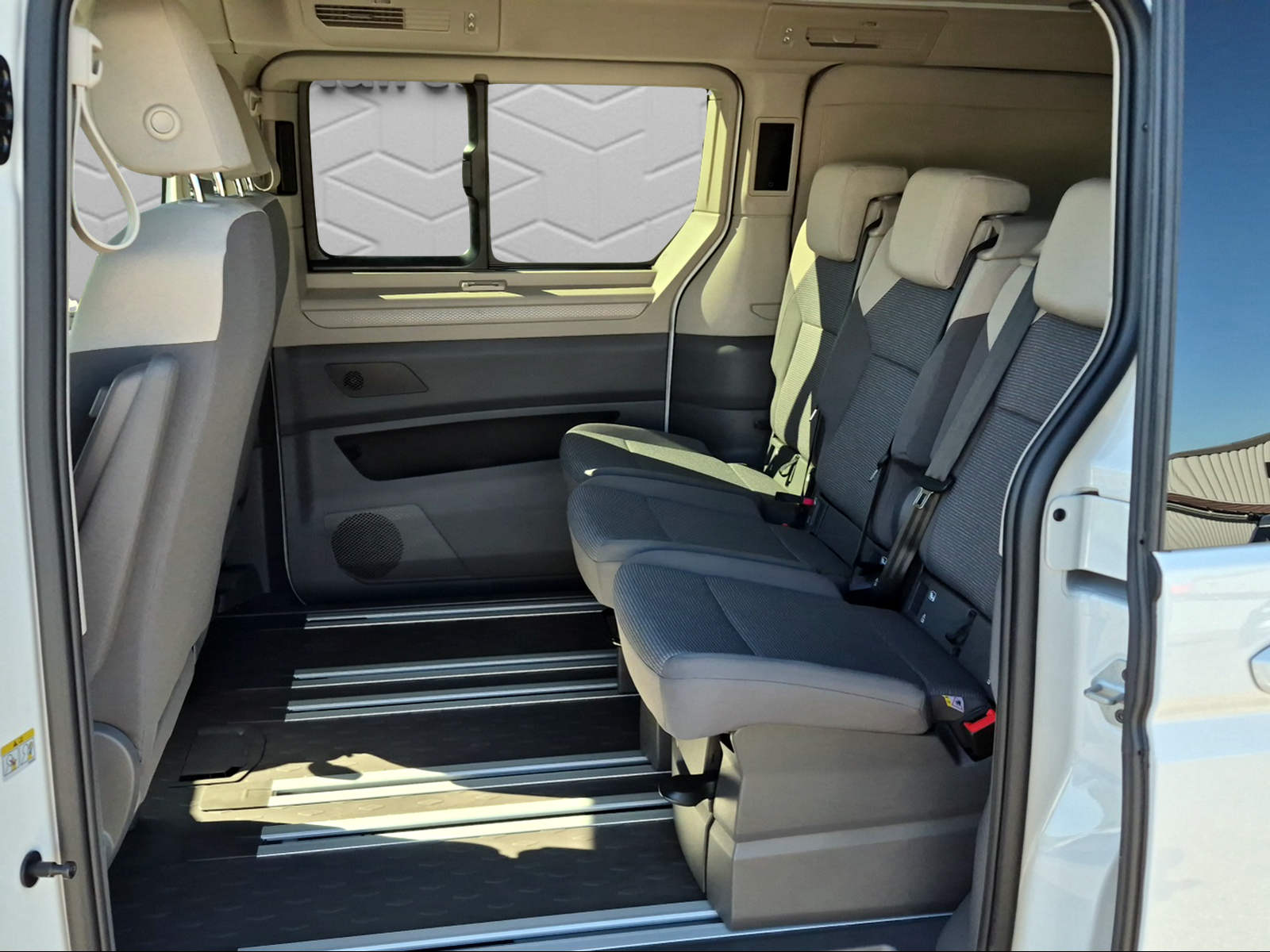 VW California 2.0 TDI Beach Camper-image-12