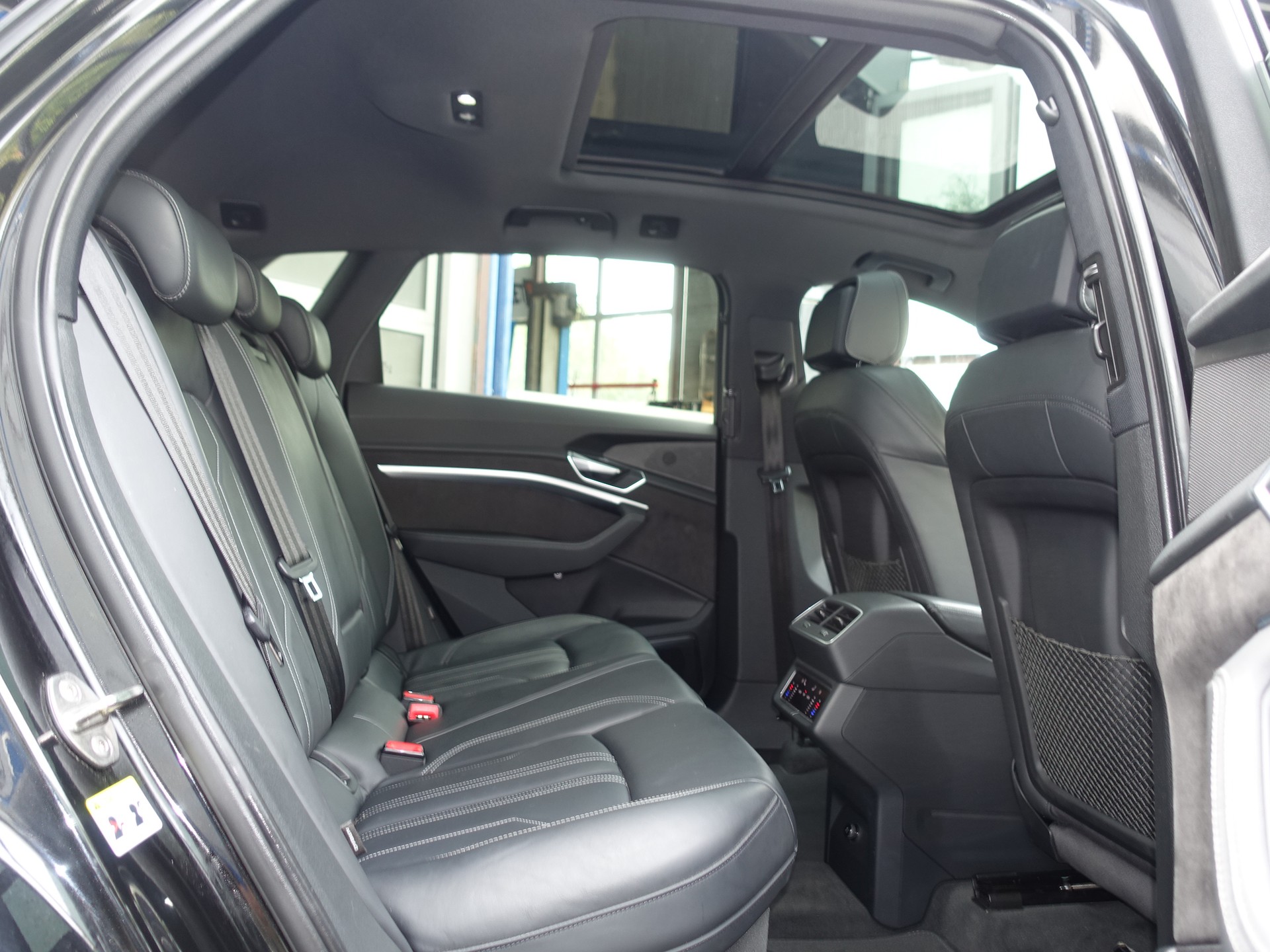 AUDI e-tron 55 S Line Black Edition quattro-image-21