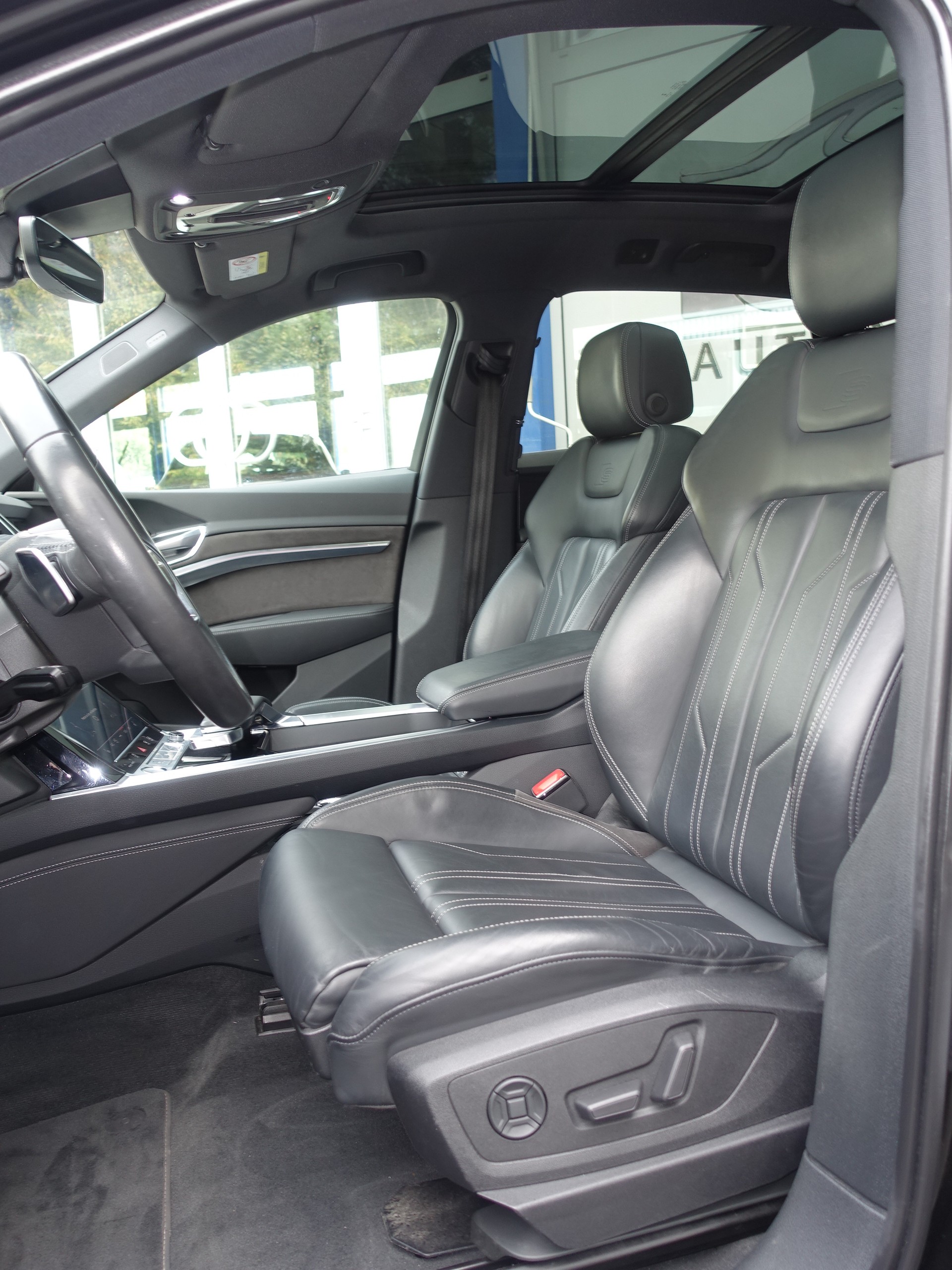 AUDI e-tron 55 S Line Black Edition quattro-image-10