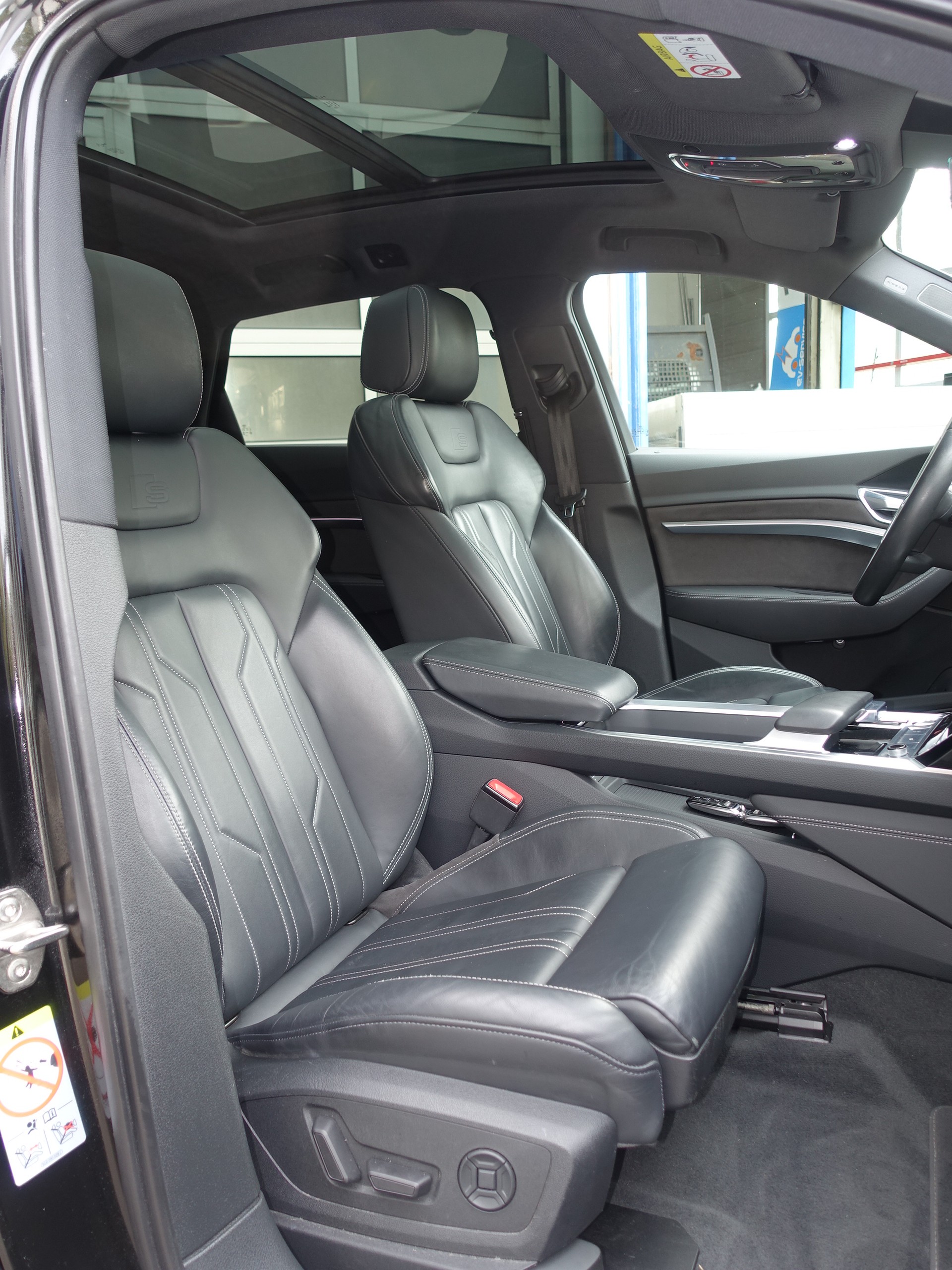 AUDI e-tron 55 S Line Black Edition quattro-image-9