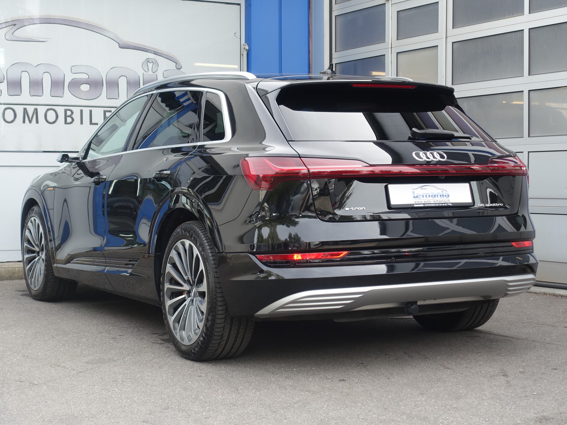 AUDI e-tron 55 S Line Black Edition quattro-image-4