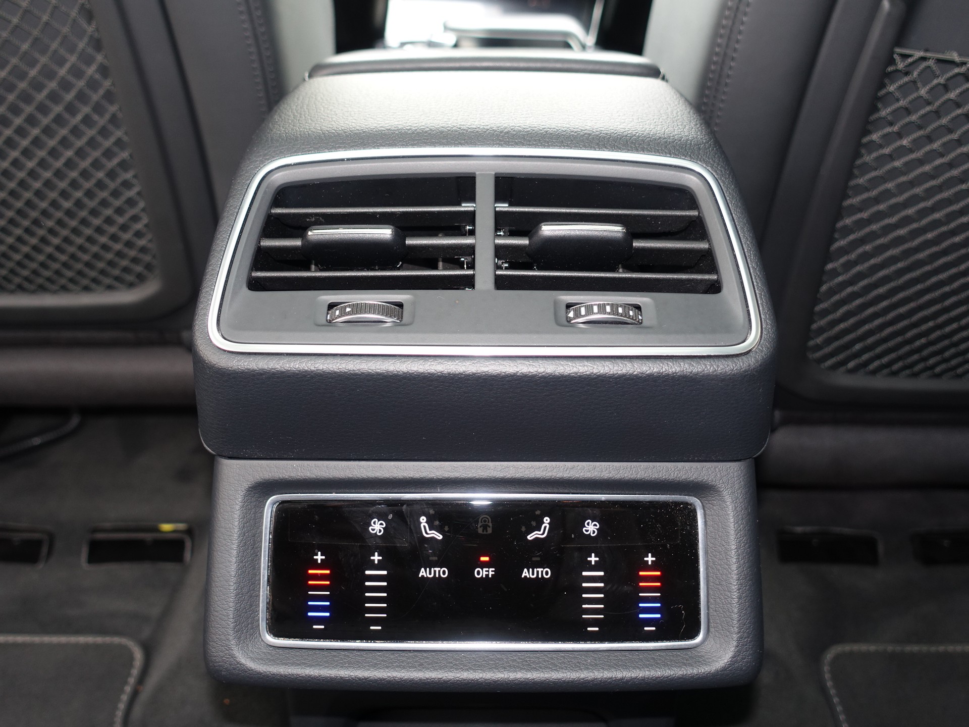 AUDI e-tron 55 S Line Black Edition quattro-image-24