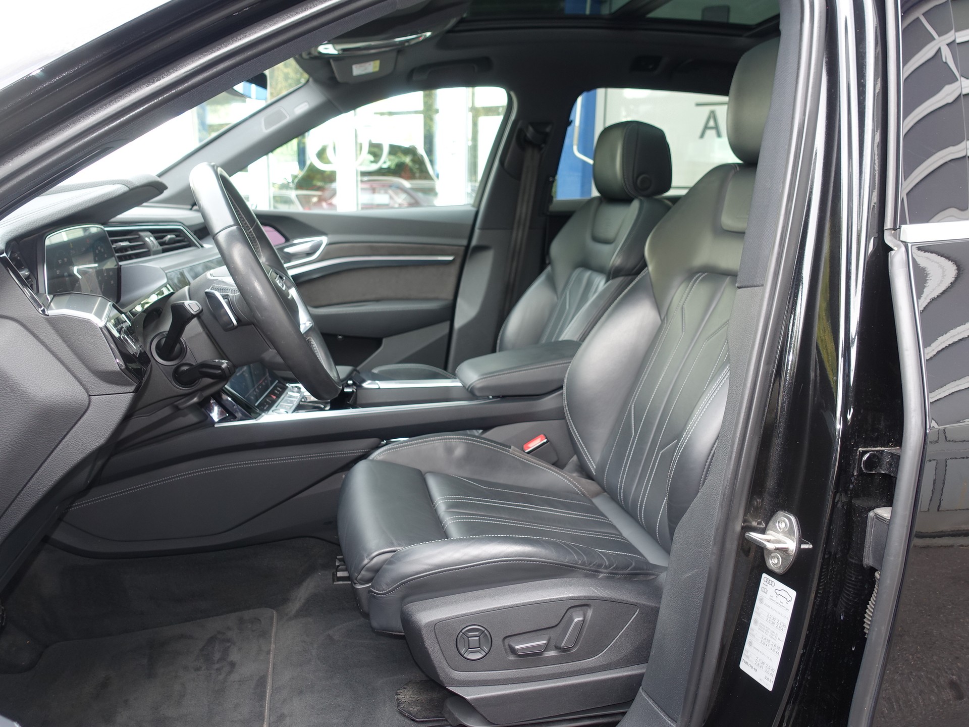 AUDI e-tron 55 S Line Black Edition quattro-image-11