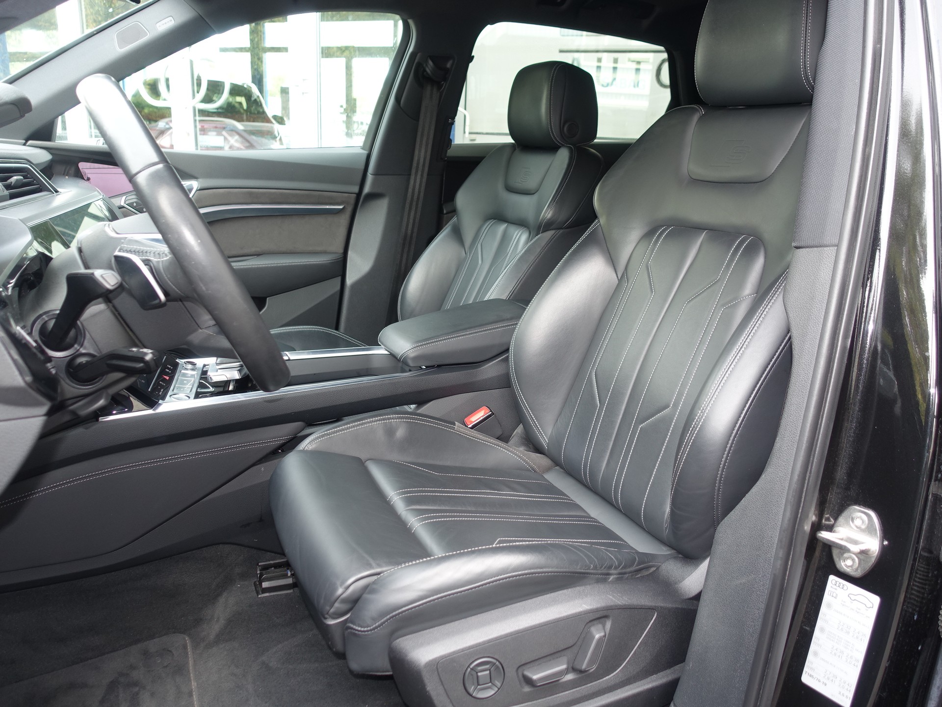 AUDI e-tron 55 S Line Black Edition quattro-image-8