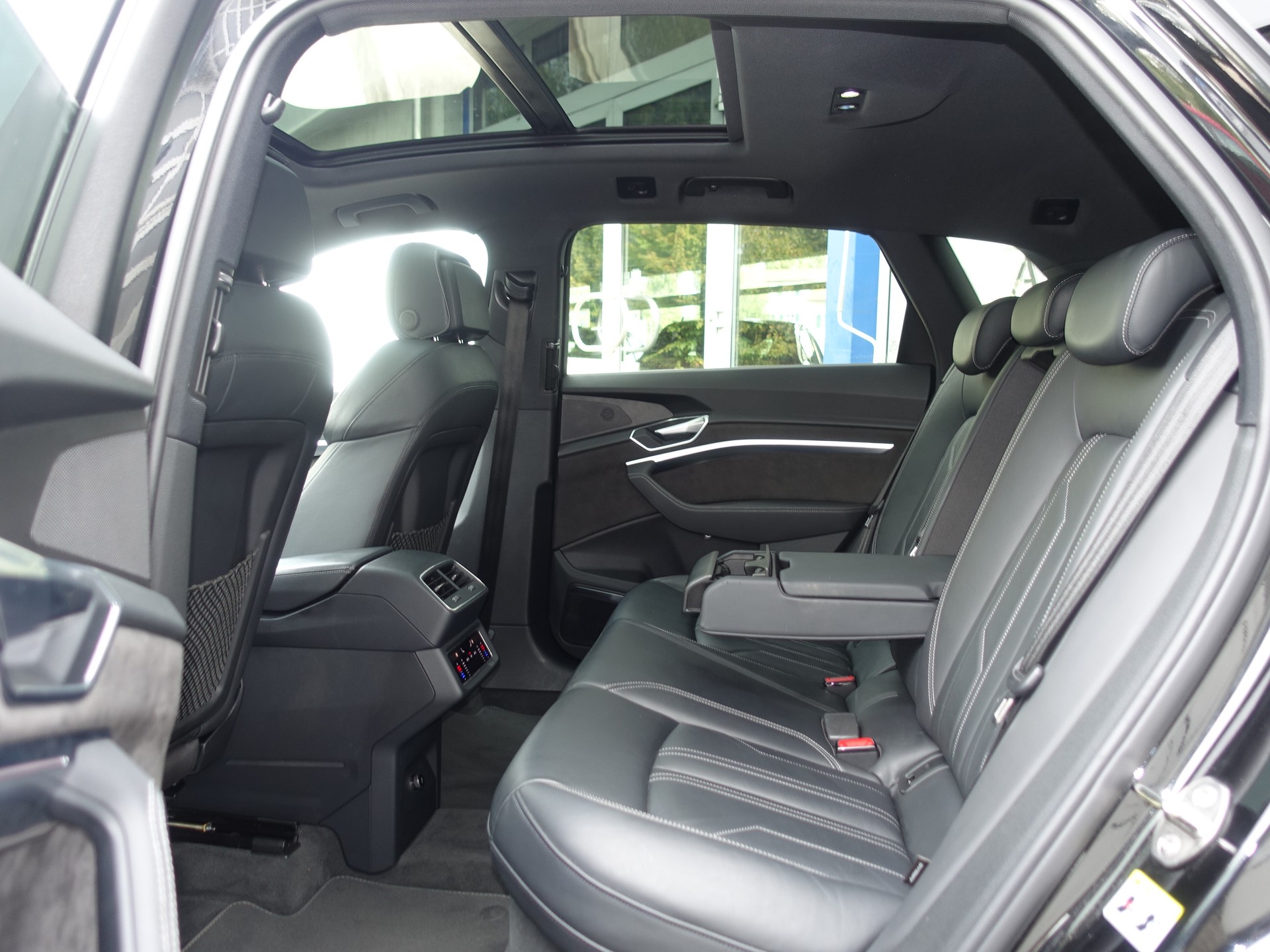 AUDI e-tron 55 S Line Black Edition quattro-image-22