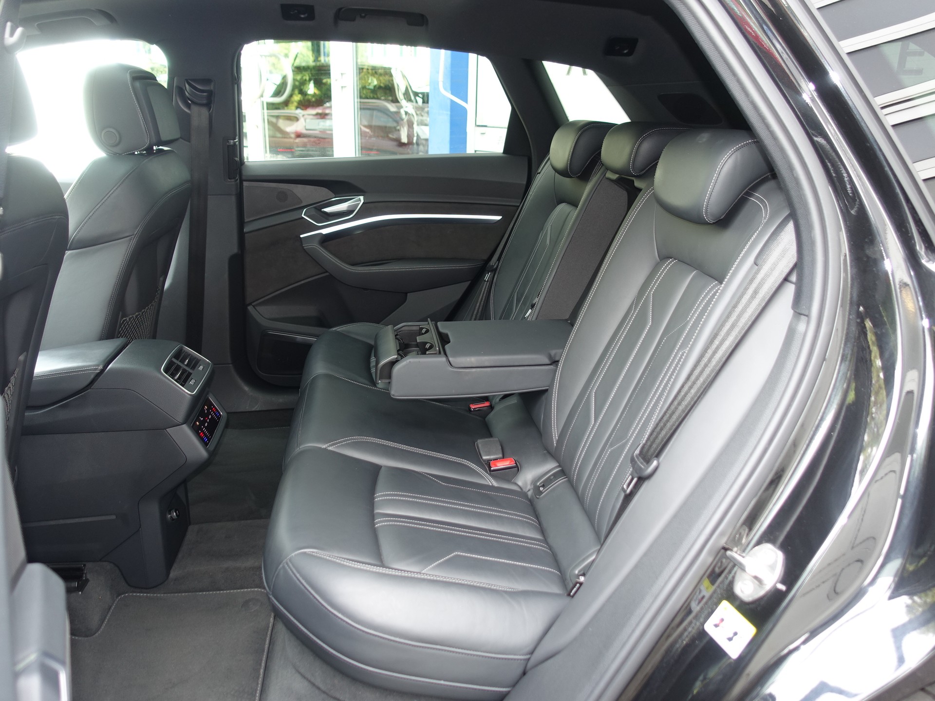 AUDI e-tron 55 S Line Black Edition quattro-image-23