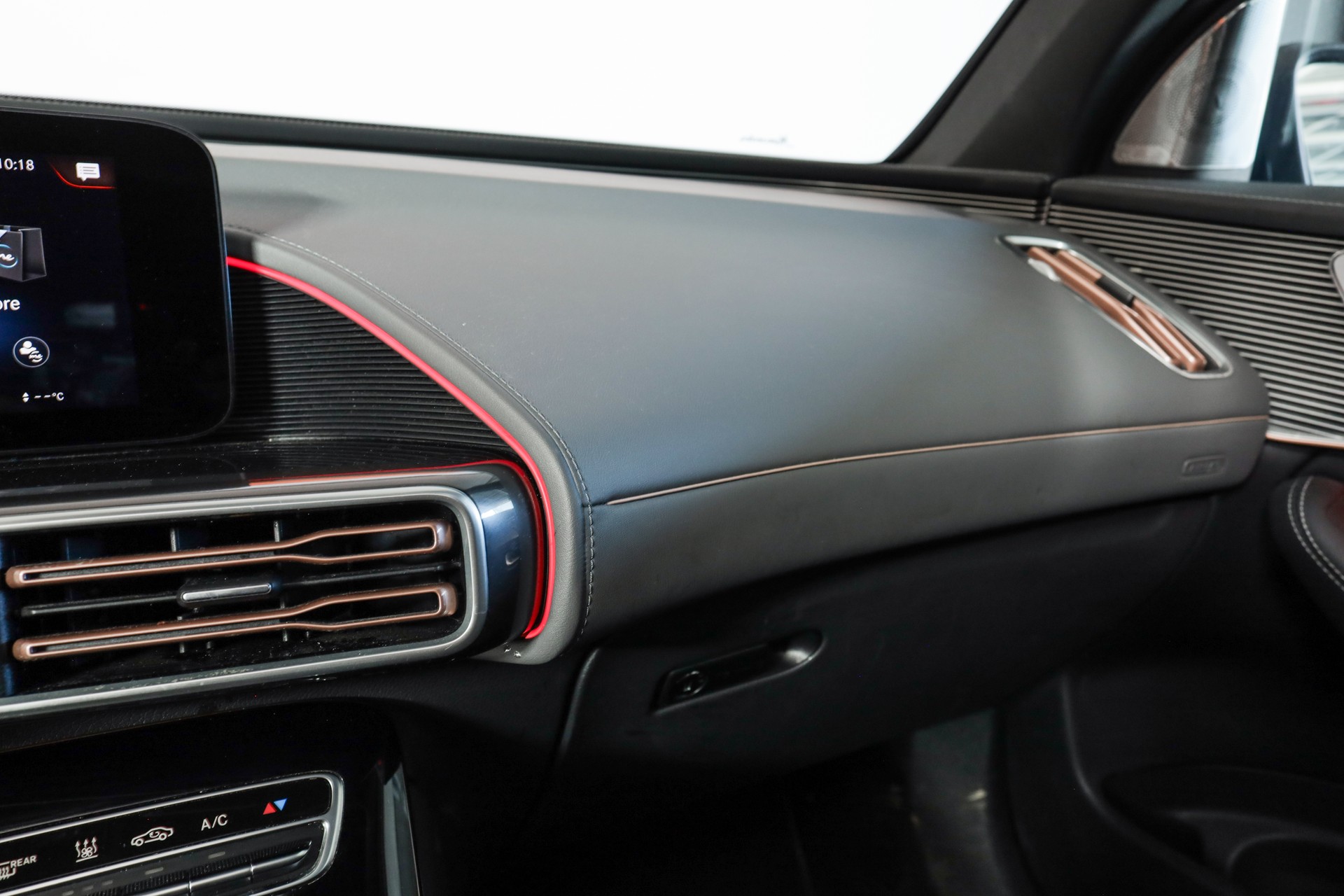 MERCEDES-BENZ EQC 400 AMG Line 4Matic Sièges ventilés / Burmester / Head-up-image-18
