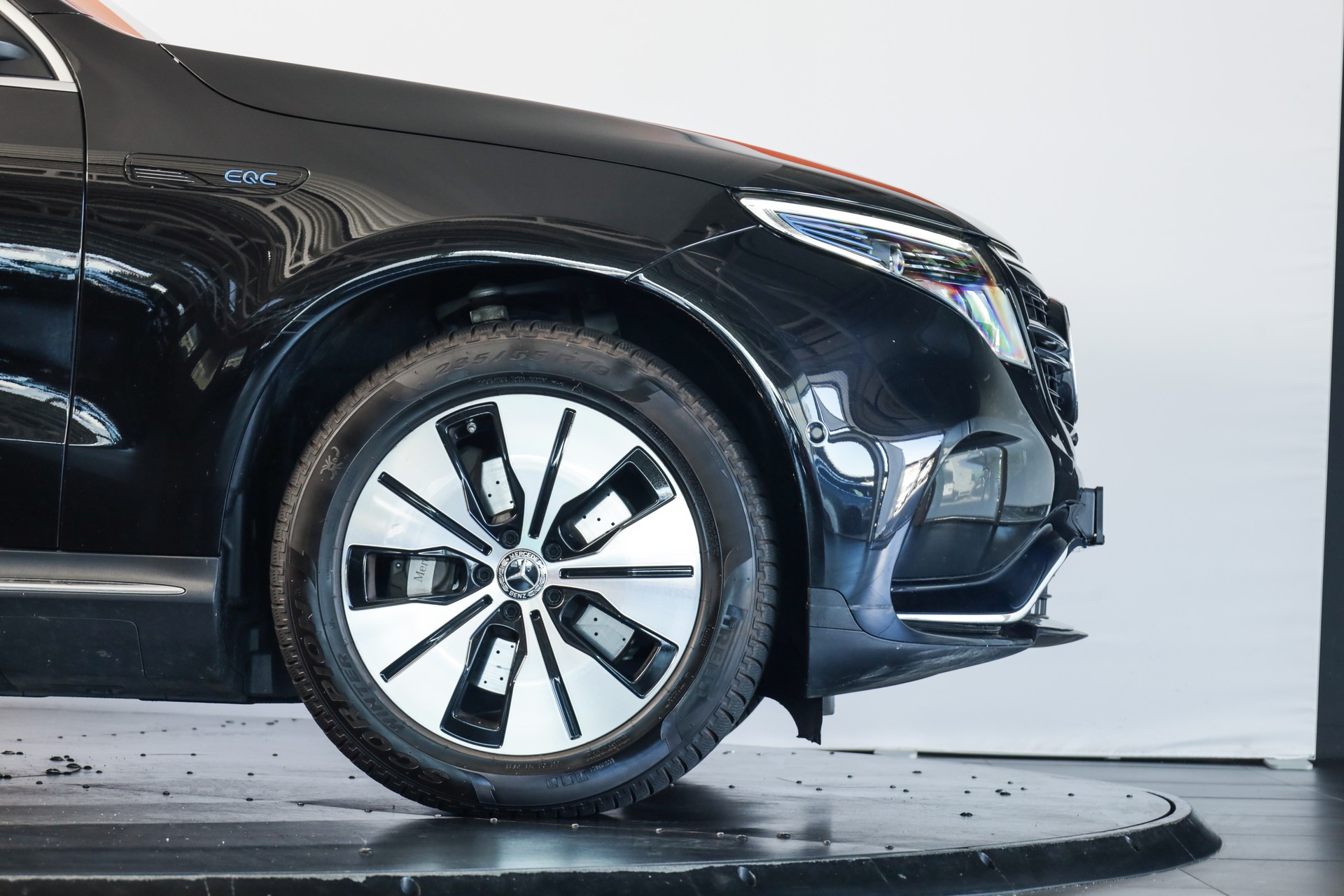 MERCEDES-BENZ EQC 400 AMG Line 4Matic Sièges ventilés / Burmester / Head-up-image-7