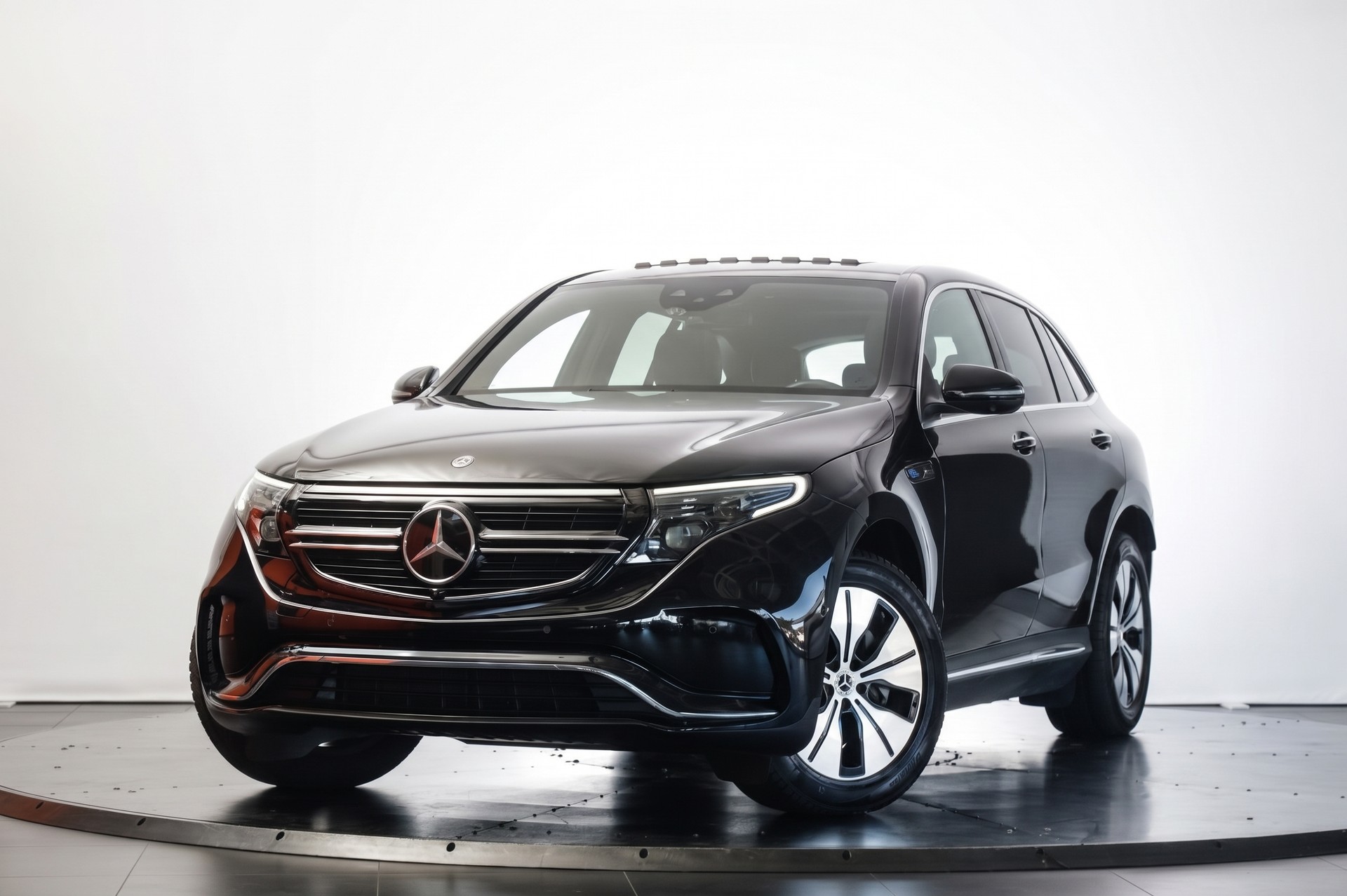 MERCEDES-BENZ EQC 400 AMG Line 4Matic Sièges ventilés / Burmester / Head-up-image-2