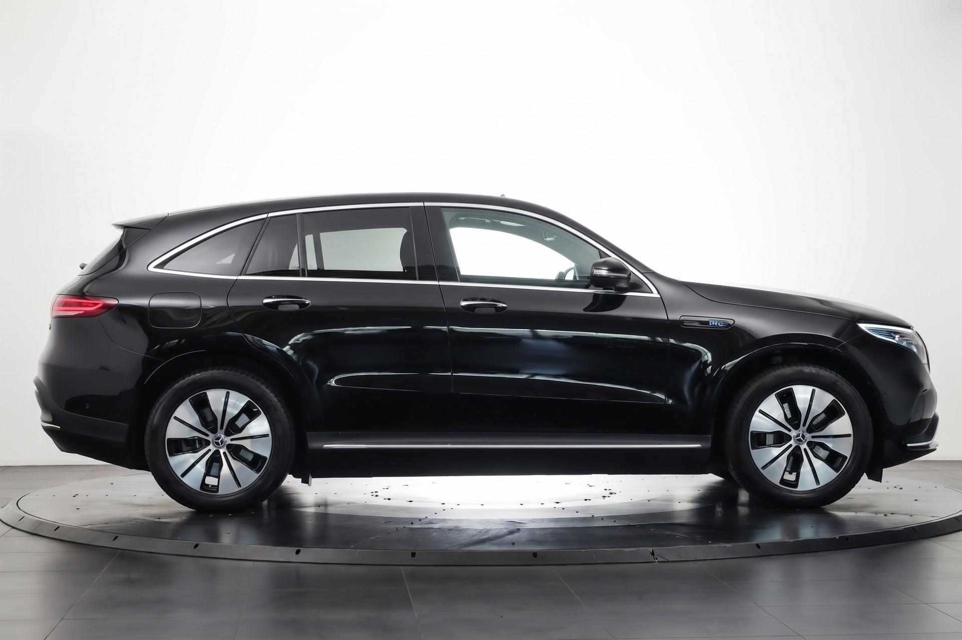 MERCEDES-BENZ EQC 400 AMG Line 4Matic Sièges ventilés / Burmester / Head-up-image-4