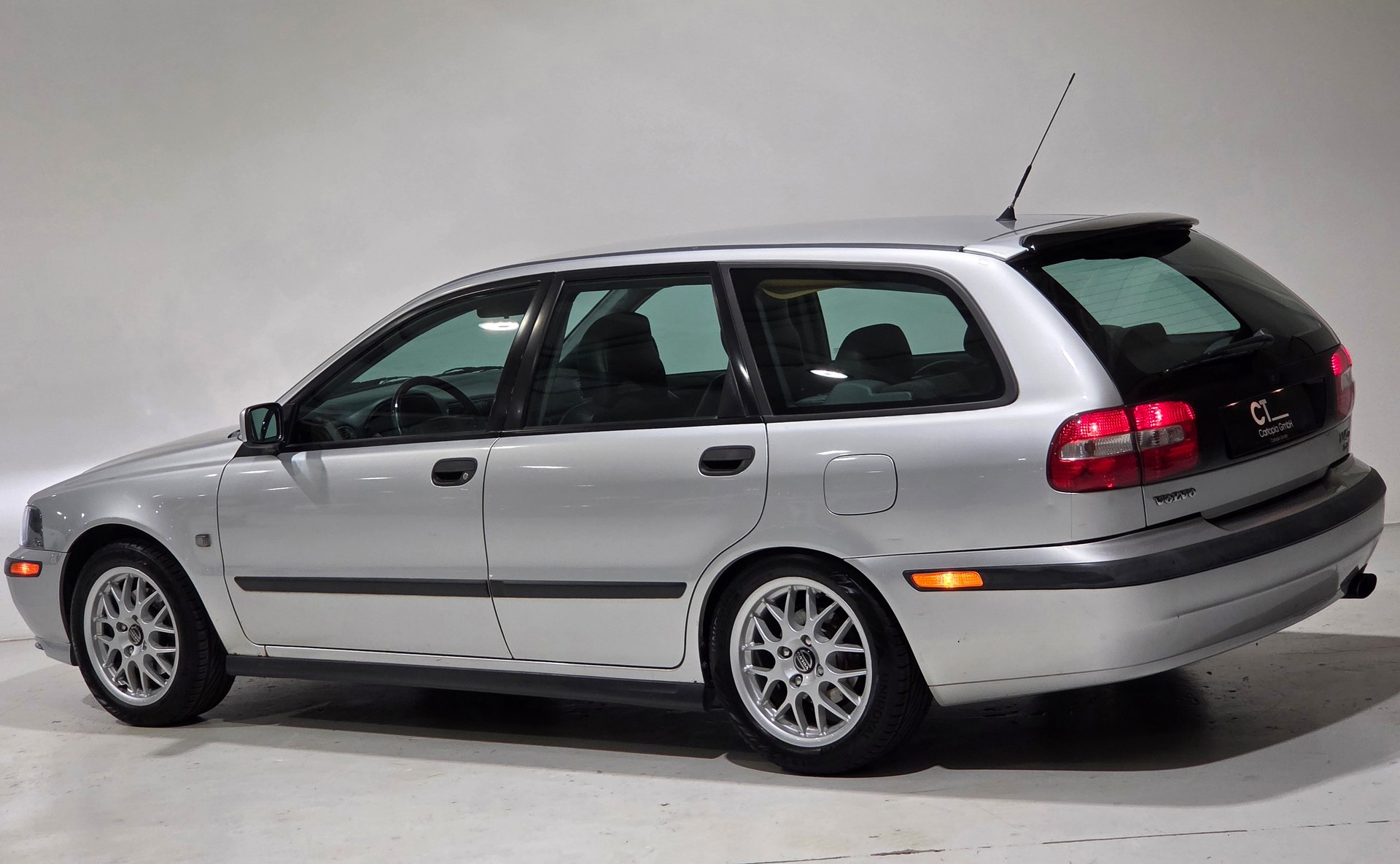 VOLVO V40 T4 Special/Dynamic Edition-image-2