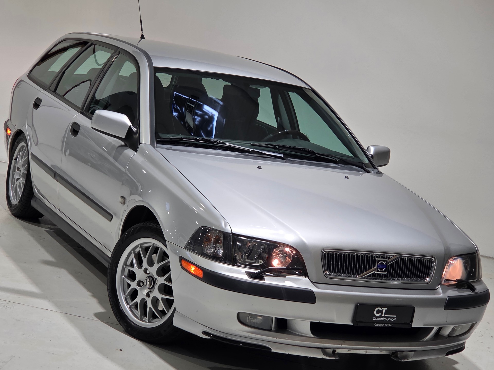 VOLVO V40 T4 Special/Dynamic Edition-image-16