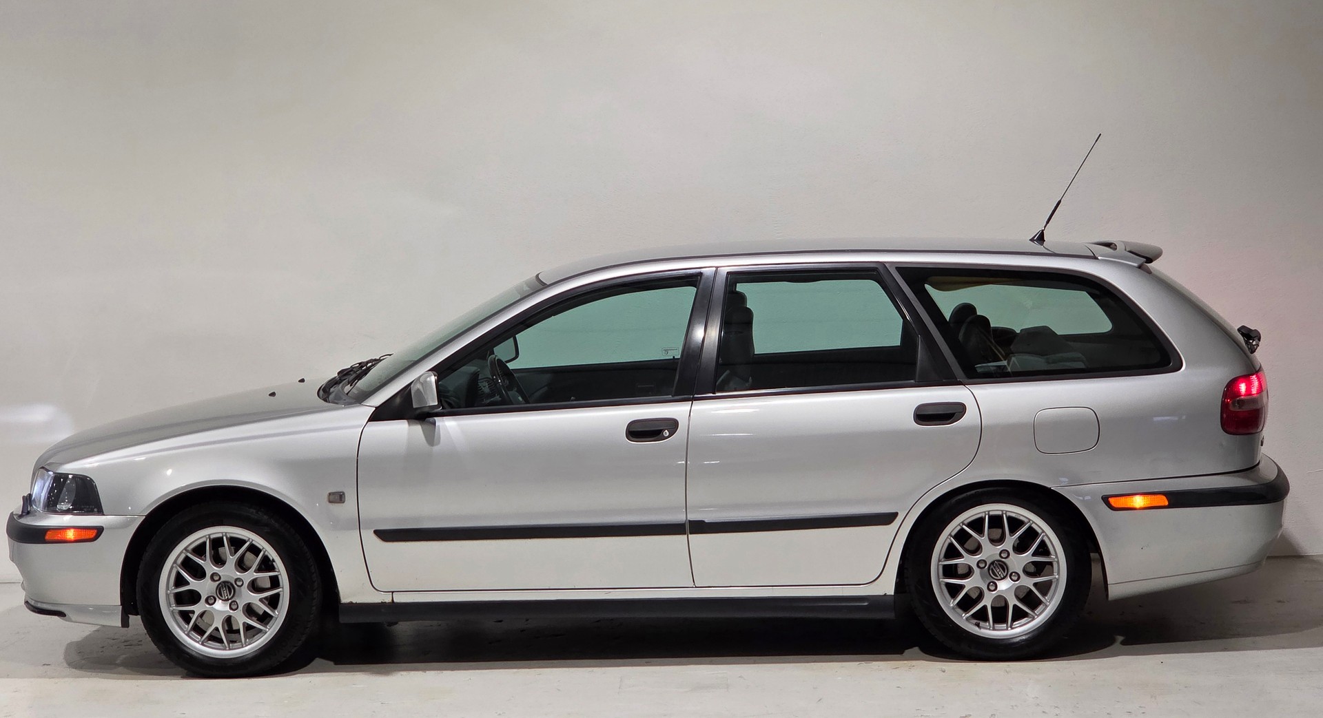 VOLVO V40 T4 Special/Dynamic Edition-image-1