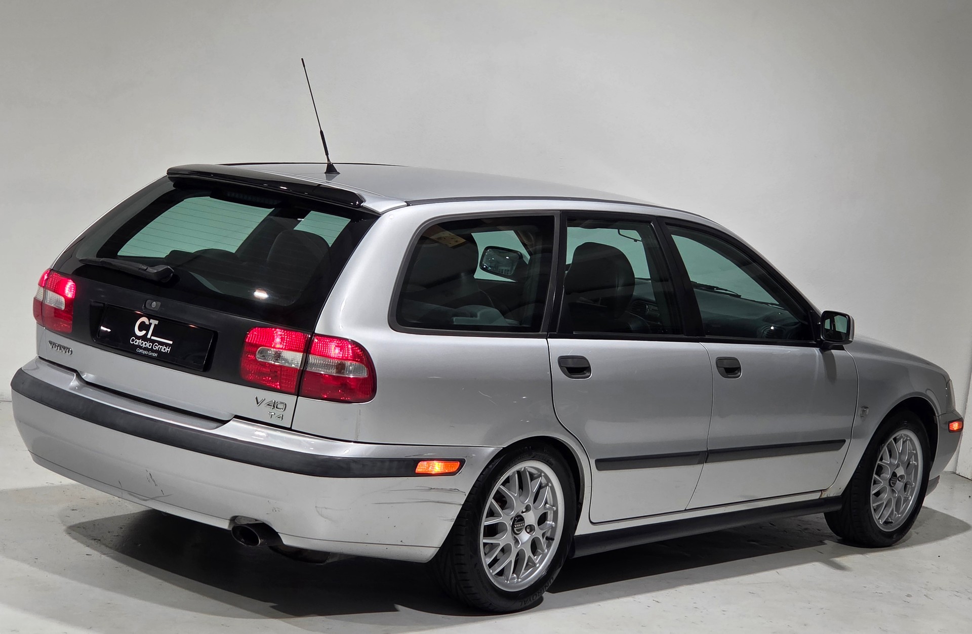 VOLVO V40 T4 Special/Dynamic Edition-image-18