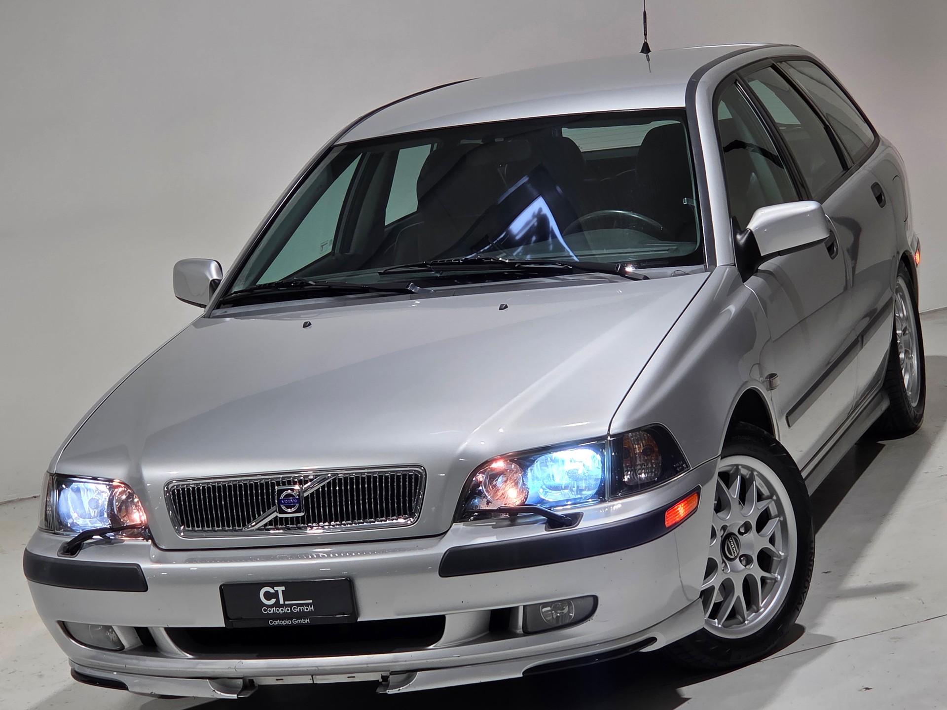 VOLVO V40 T4 Special/Dynamic Edition-image-0