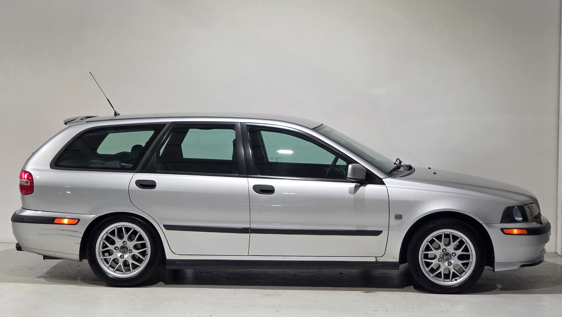 VOLVO V40 T4 Special/Dynamic Edition-image-17