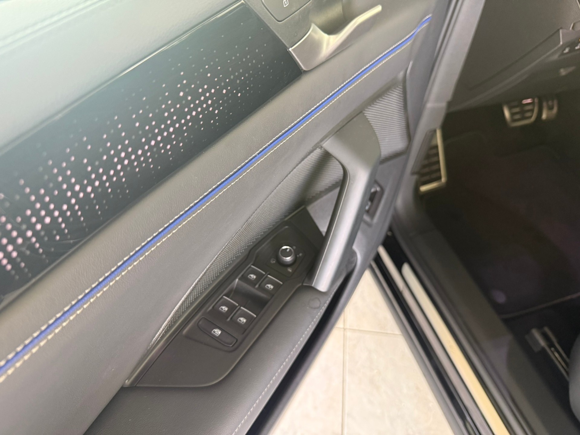 VW Tiguan 2.0 TSI DSG R-Line 4Motion, Grenadillschwarz Metallic-image-11