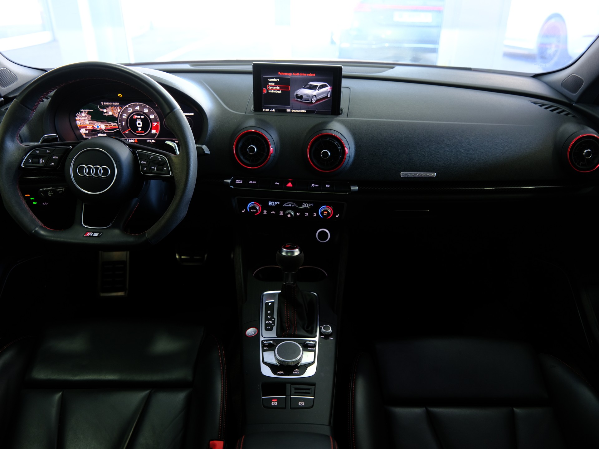 AUDI RS3 Sportback 2.5 TSI quattro S-tronic *Service Package* *Sonderlackierung*-image-29
