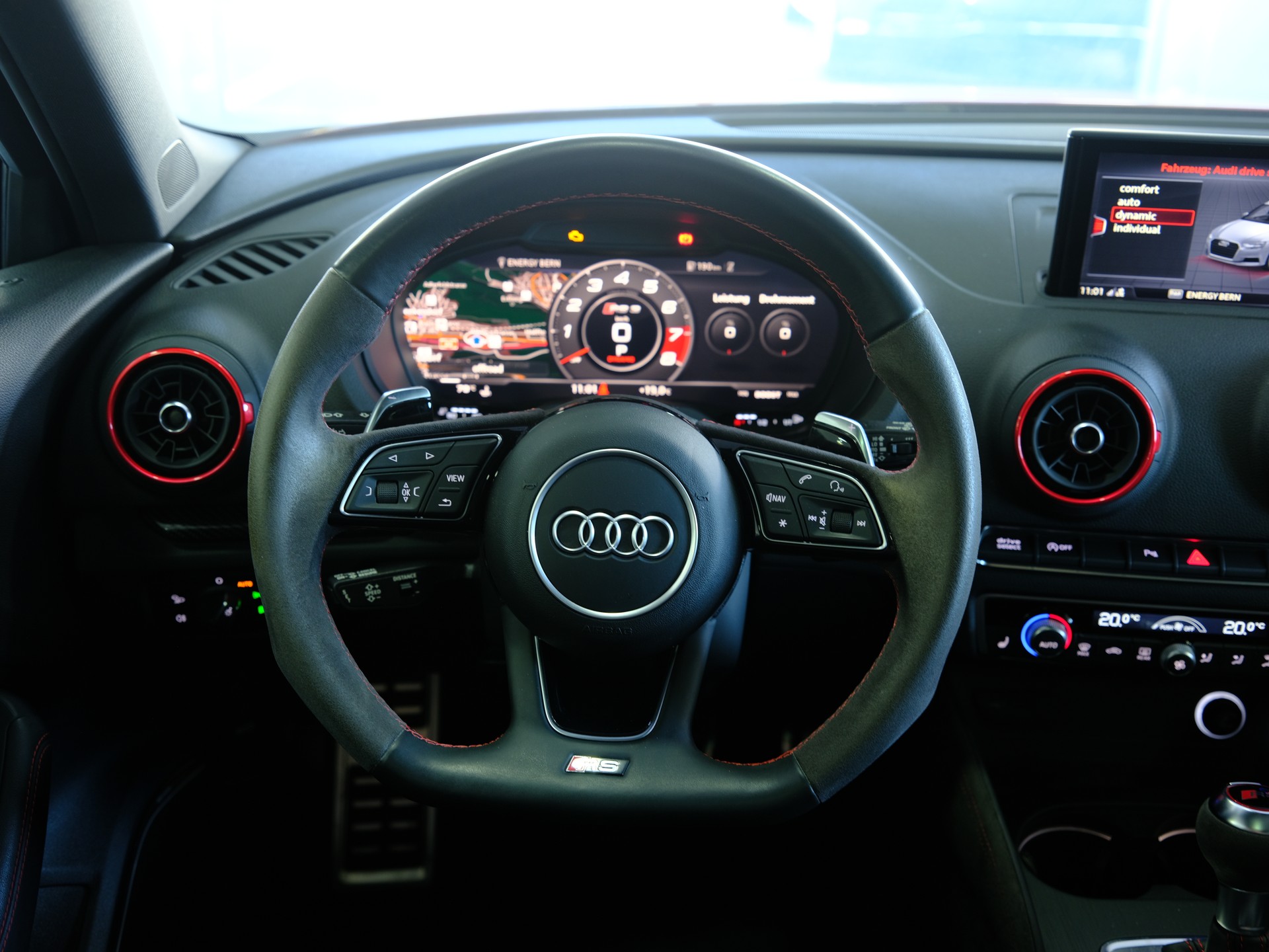AUDI RS3 Sportback 2.5 TSI quattro S-tronic *Service Package* *Sonderlackierung*-image-25
