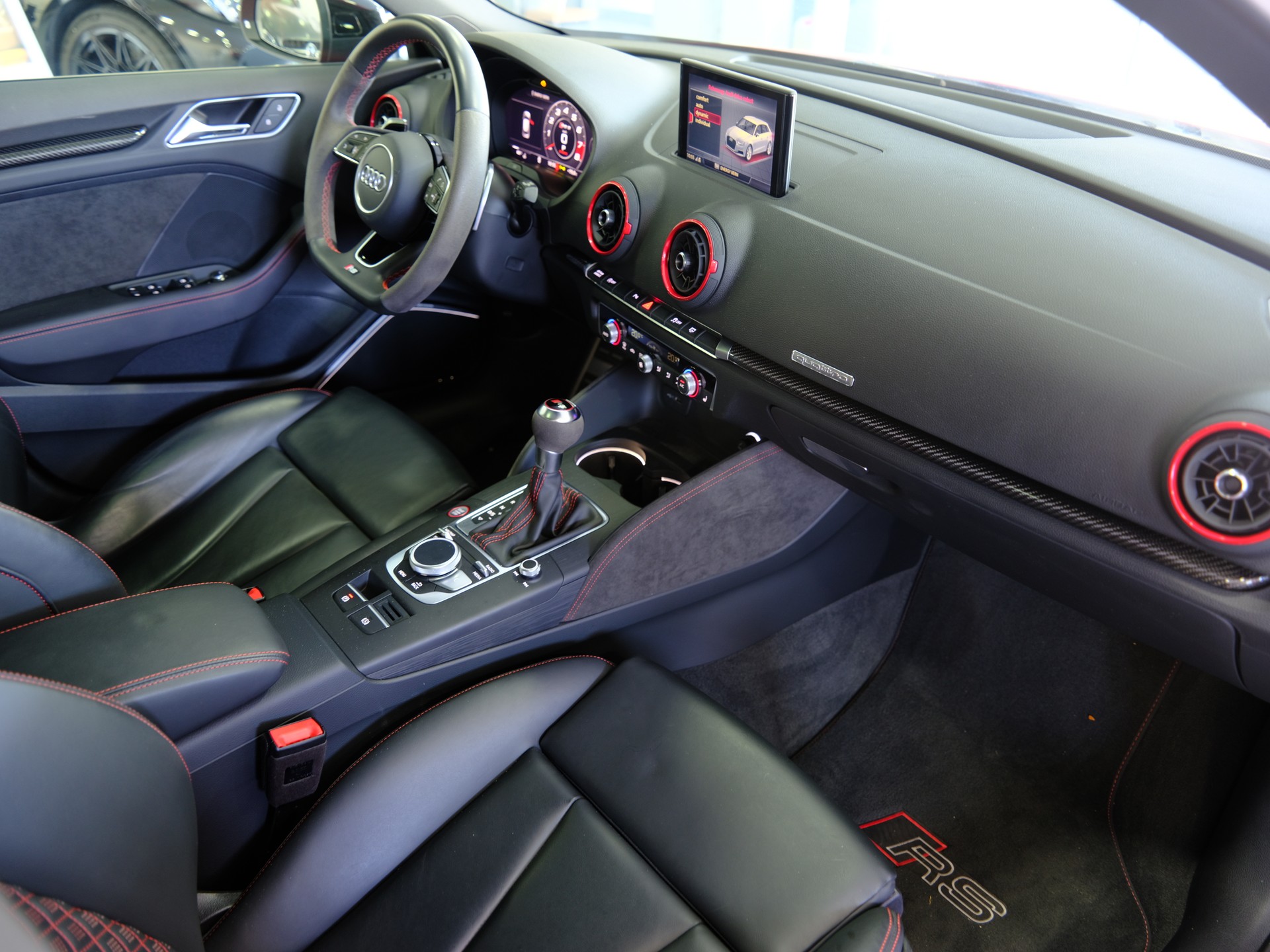 AUDI RS3 Sportback 2.5 TSI quattro S-tronic *Service Package* *Sonderlackierung*-image-18