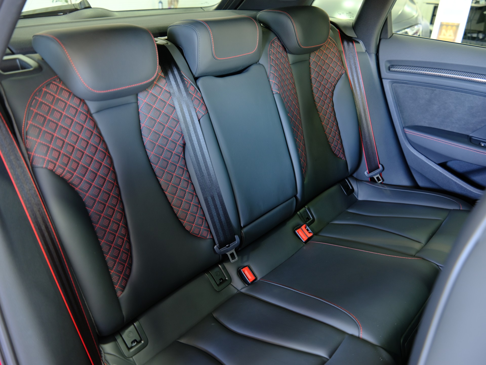 AUDI RS3 Sportback 2.5 TSI quattro S-tronic *Service Package* *Sonderlackierung*-image-24