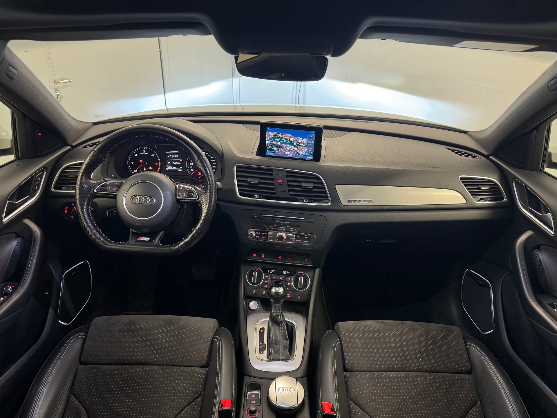 AUDI Q3 2.0 TDI sport quattro S-tronic-image-5