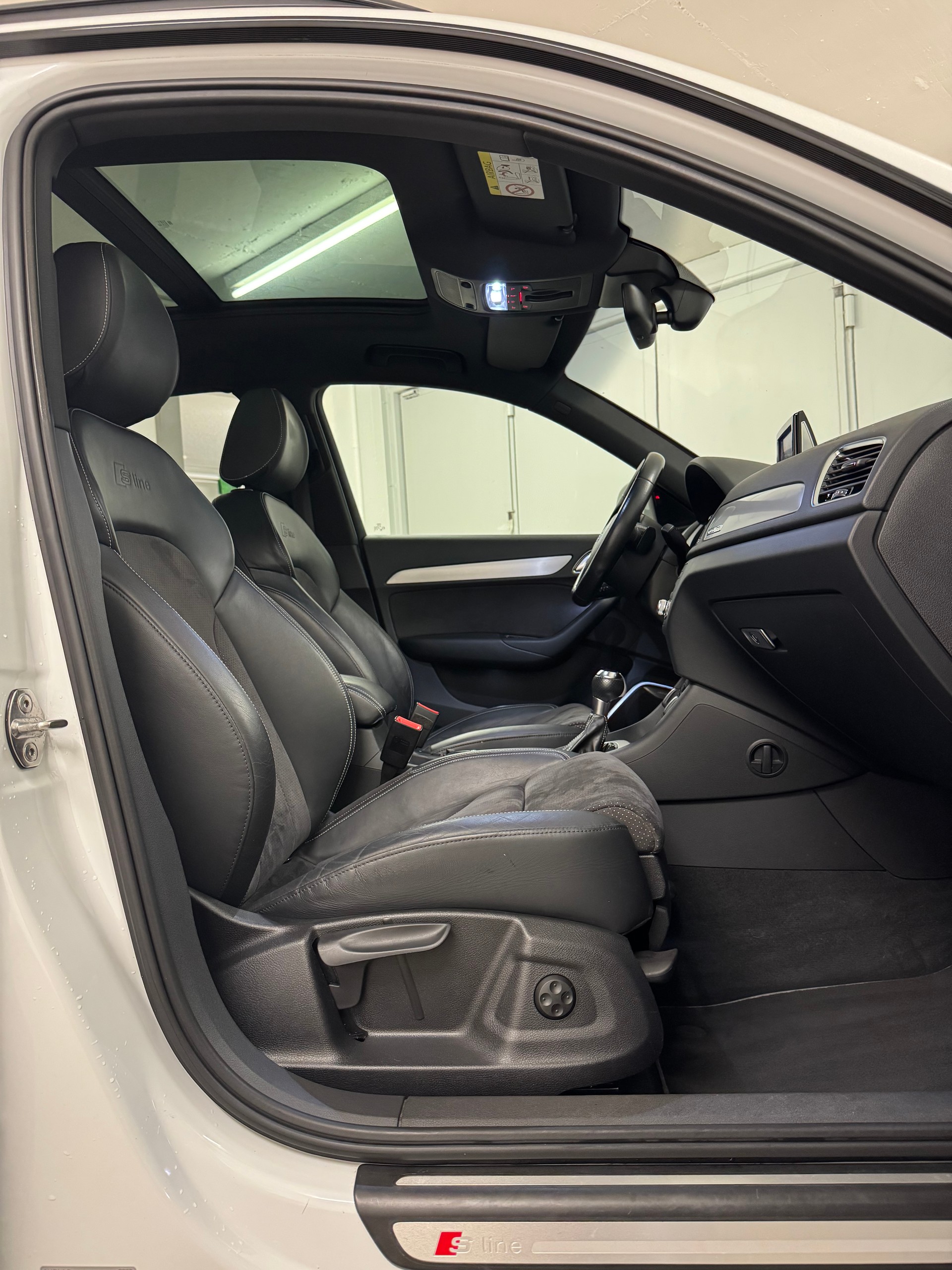 AUDI Q3 2.0 TDI sport quattro S-tronic-image-8