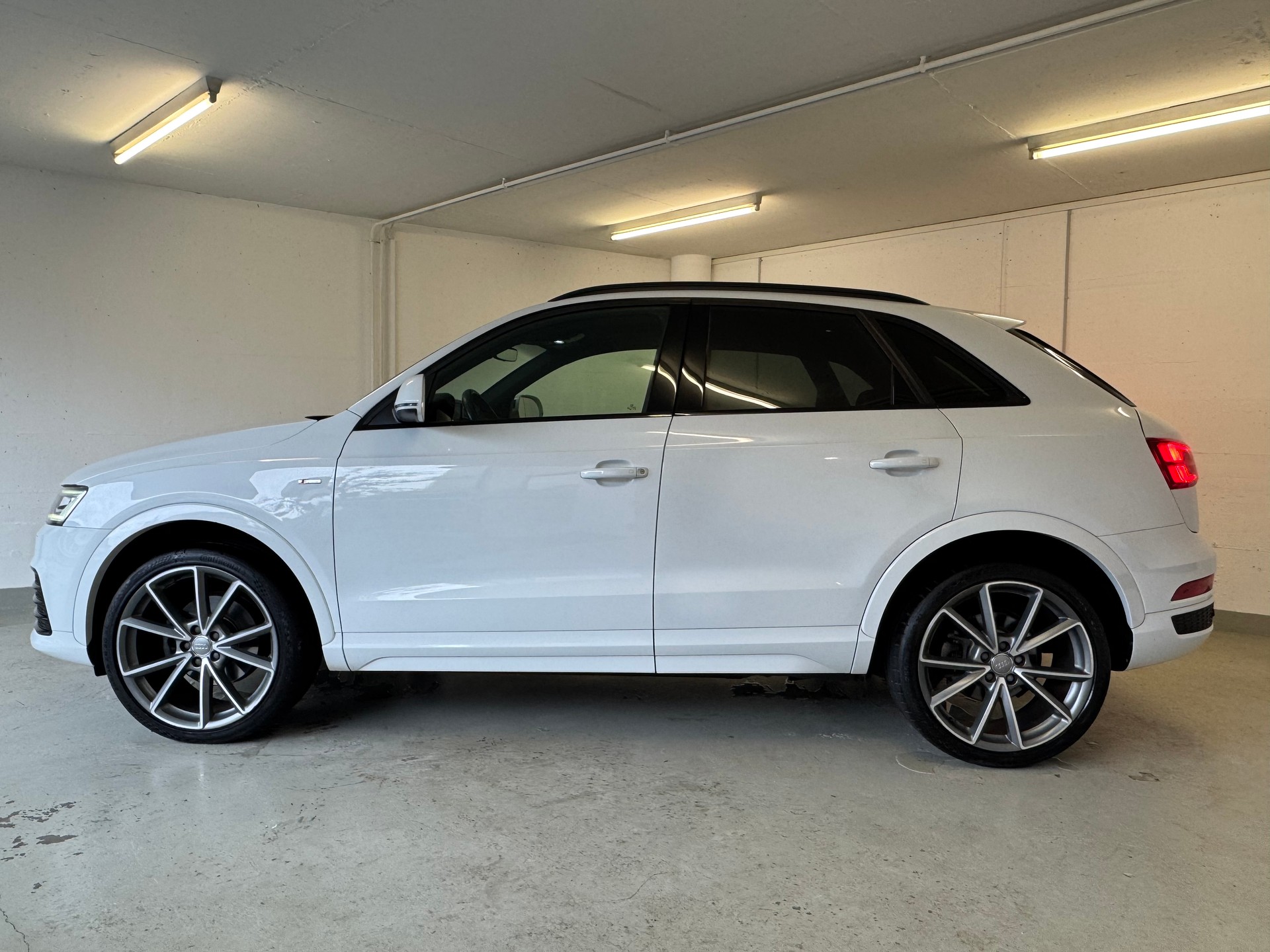 AUDI Q3 2.0 TDI sport quattro S-tronic-image-2