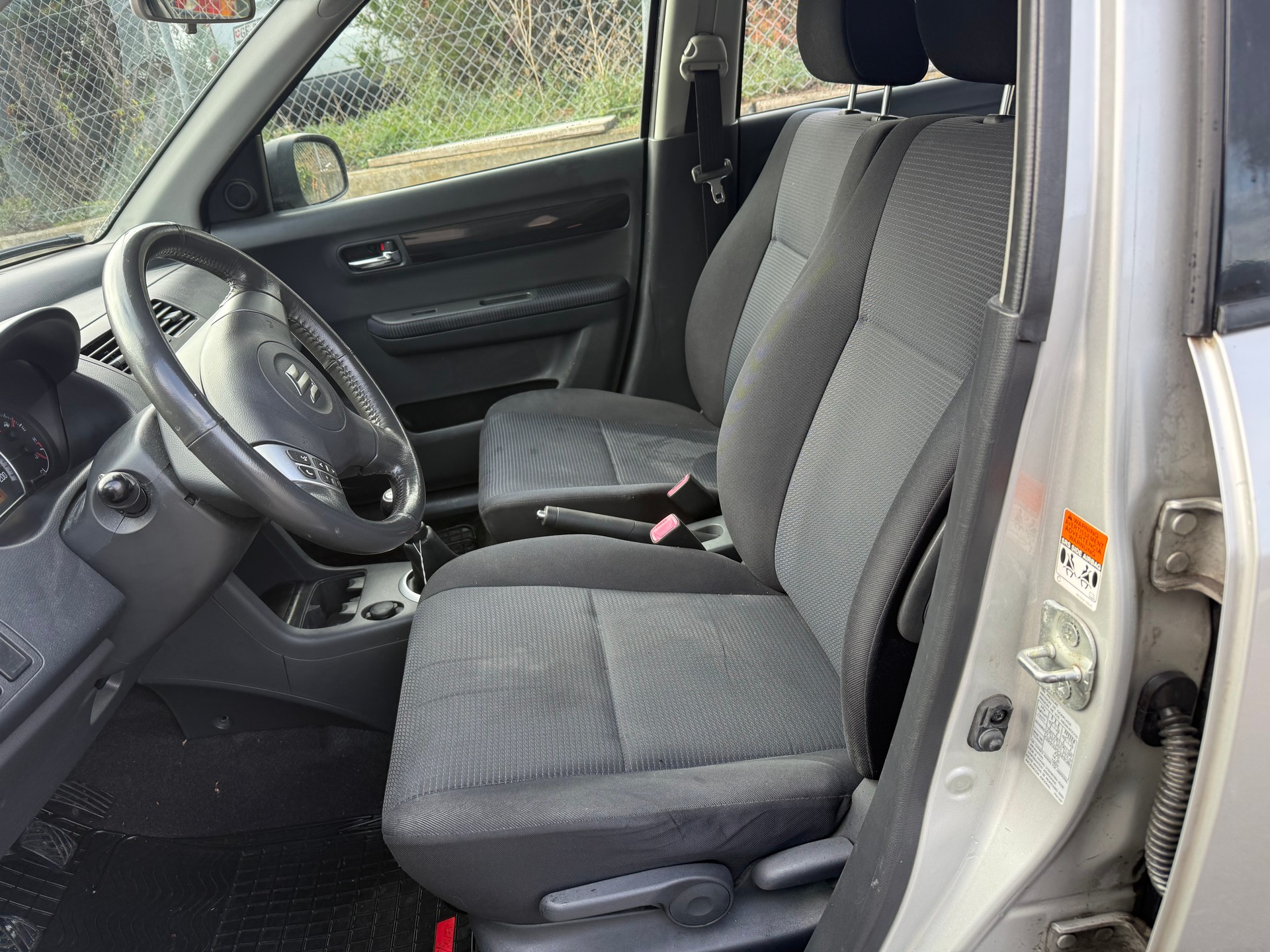 SUZUKI Swift 1.3i 16V GL Top 4x4-image-6