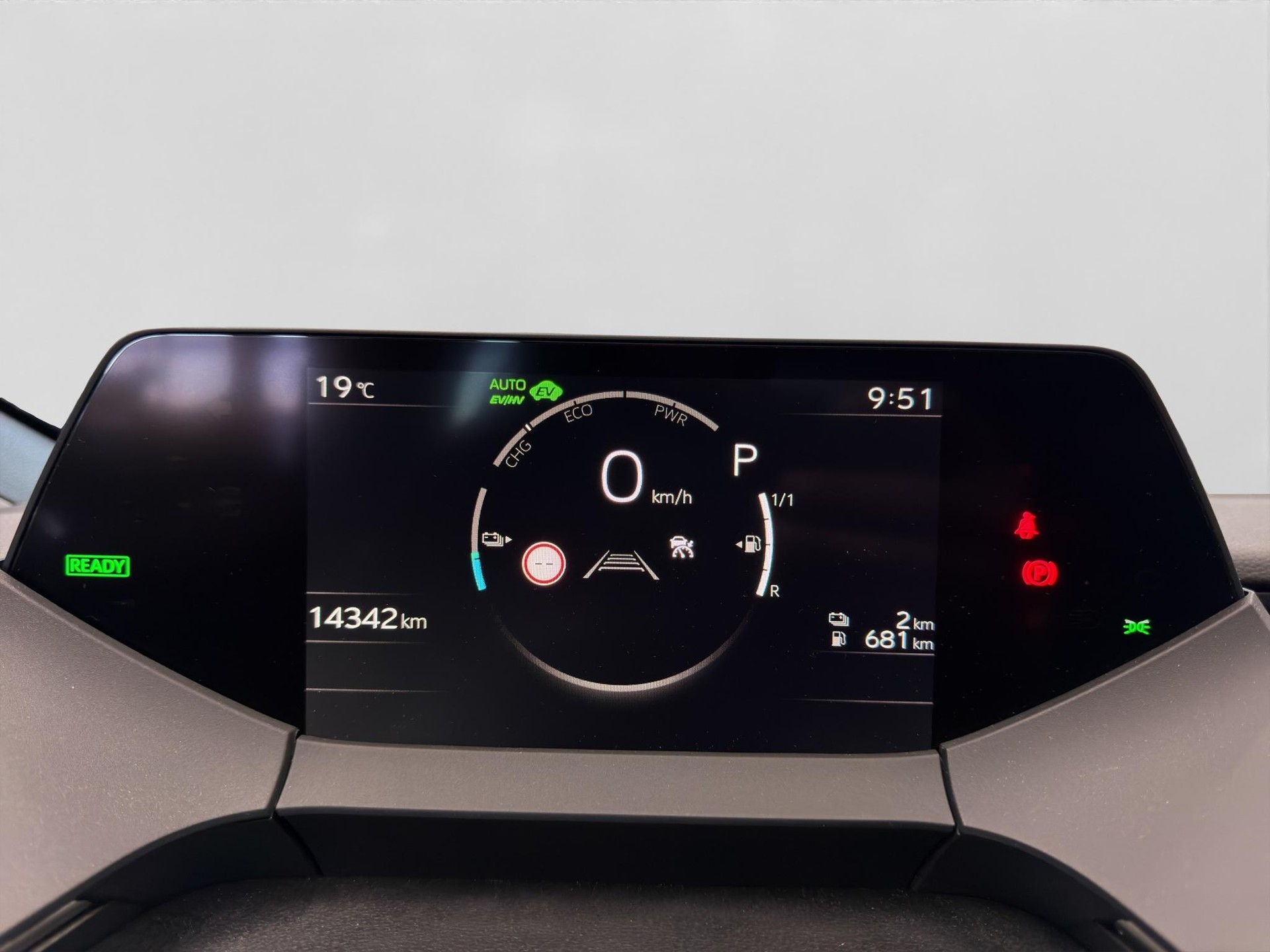 TOYOTA Prius 2.0 Plug-In-Hybrid Style-image-3