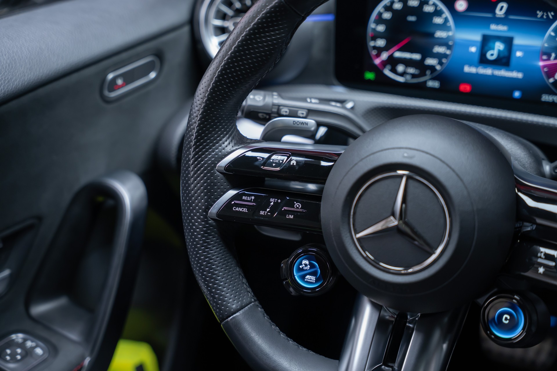 MERCEDES-BENZ A 35 AMG 4matic / Facelift / Panorama-Schiebedach / Rückfahrkamera-image-24