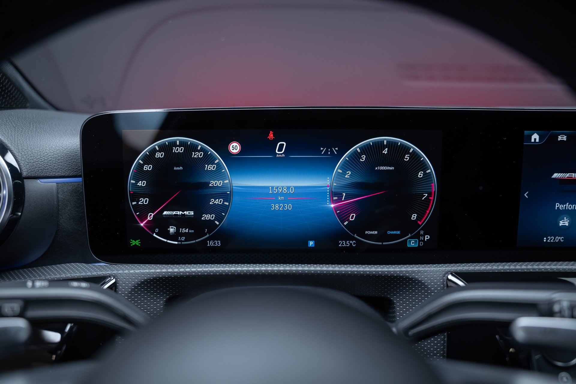 MERCEDES-BENZ A 35 AMG 4matic / Facelift / Panorama-Schiebedach / Rückfahrkamera-image-35