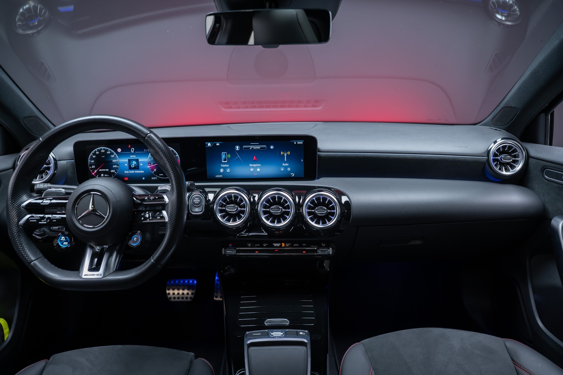 MERCEDES-BENZ A 35 AMG 4matic / Facelift / Panorama-Schiebedach / Rückfahrkamera-image-22