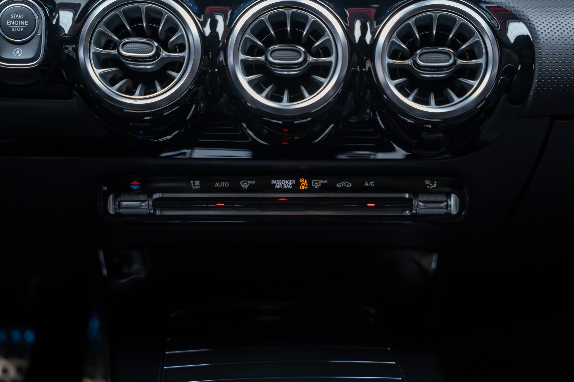 MERCEDES-BENZ A 35 AMG 4matic / Facelift / Panorama-Schiebedach / Rückfahrkamera-image-36