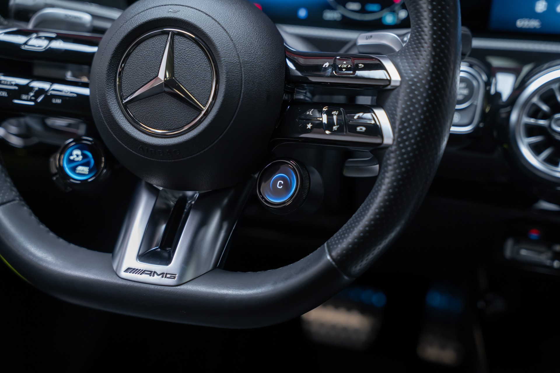 MERCEDES-BENZ A 35 AMG 4matic / Facelift / Panorama-Schiebedach / Rückfahrkamera-image-27