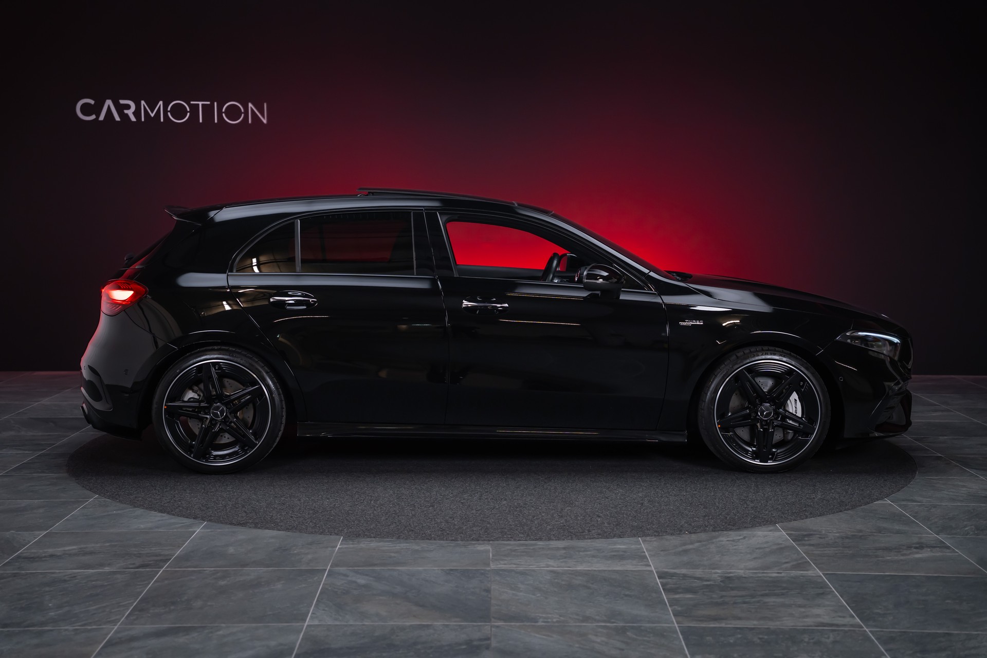 MERCEDES-BENZ A 35 AMG 4matic / Facelift / Panorama-Schiebedach / Rückfahrkamera-image-3