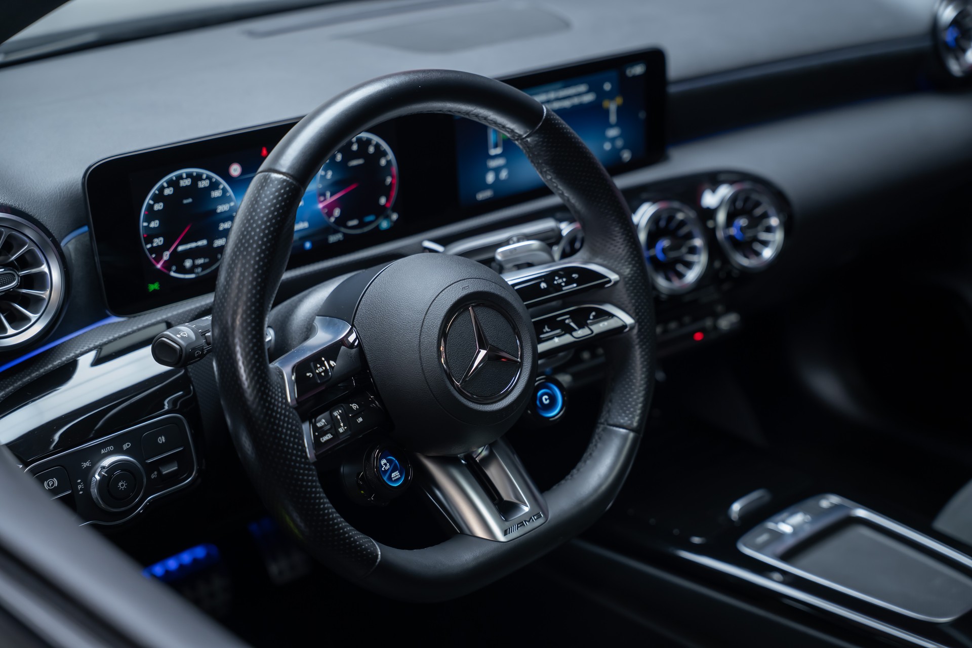MERCEDES-BENZ A 35 AMG 4matic / Facelift / Panorama-Schiebedach / Rückfahrkamera-image-12