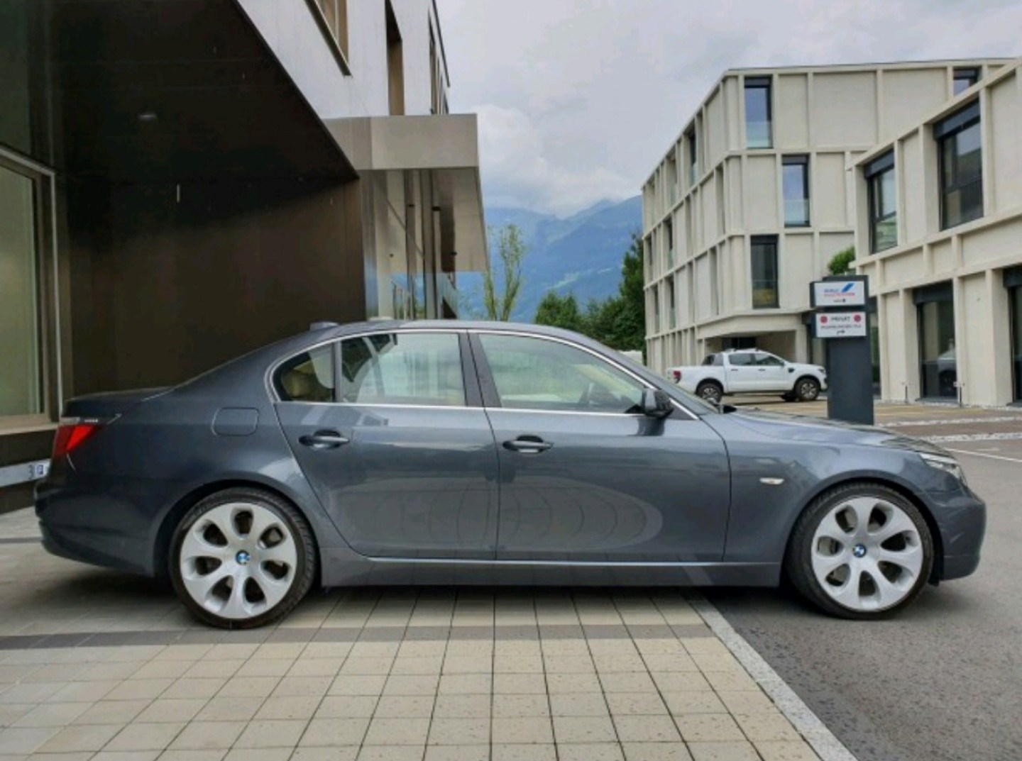 BMW 550i Steptronic-image-10